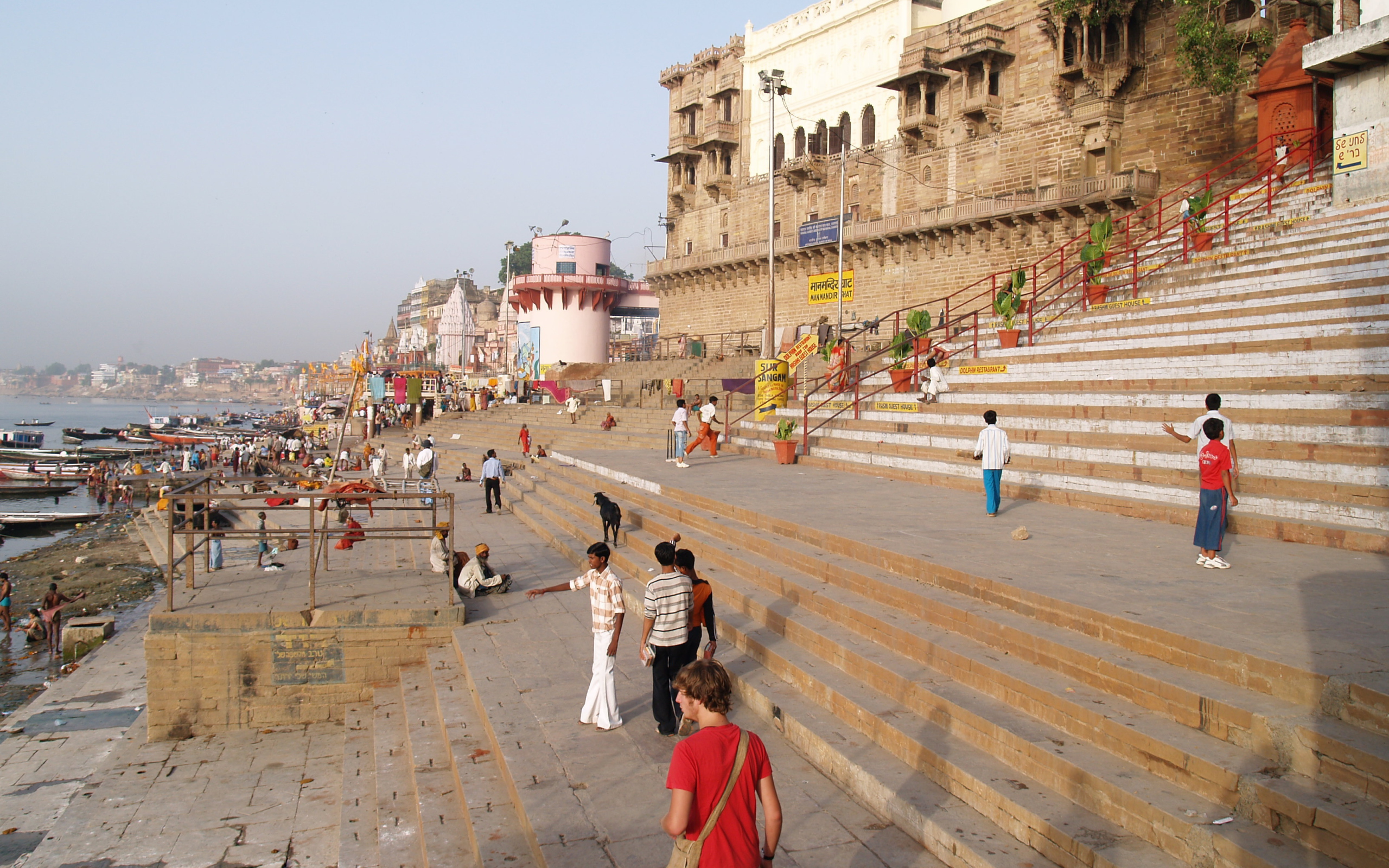 Турист на улице в Варанаси