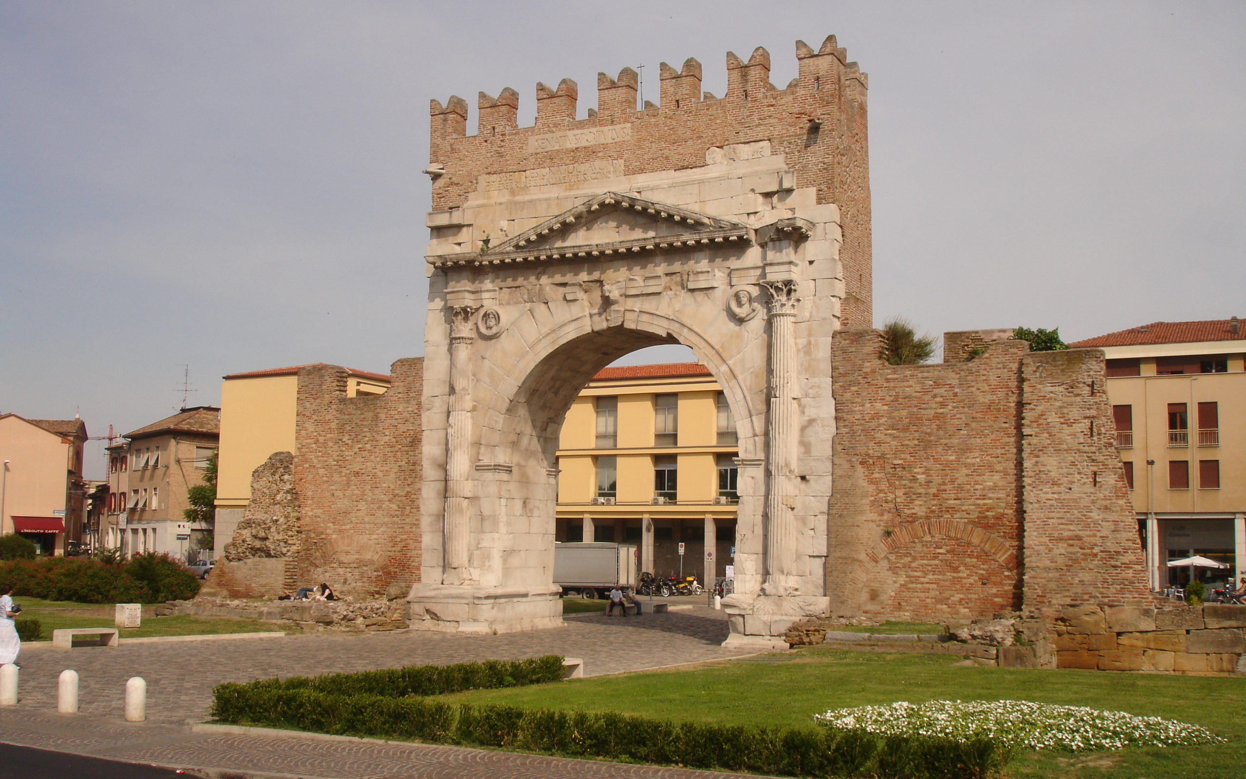 Арка Августа на курорте в Римини, Италия