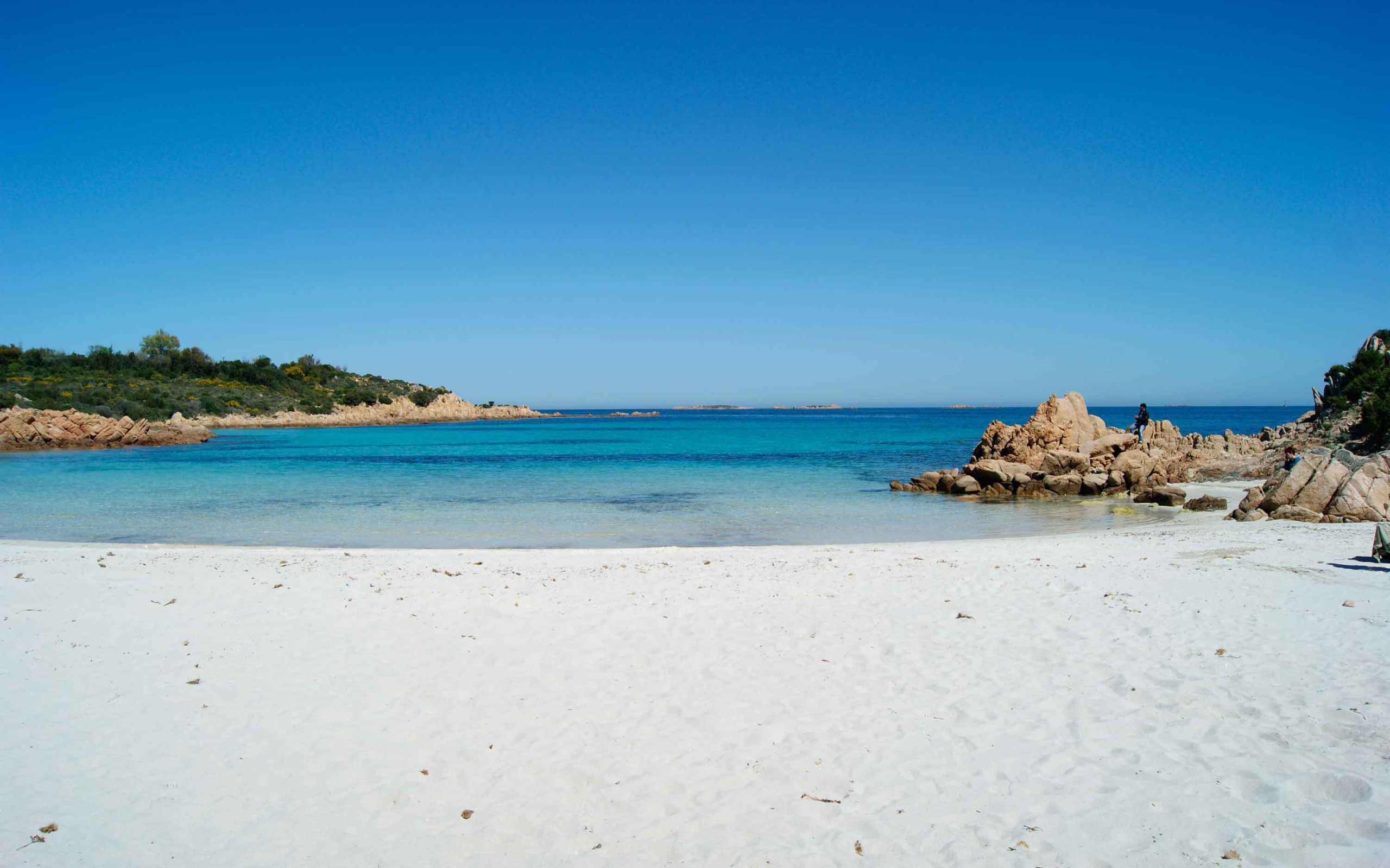 Пляж на курорте Коста Смеральда, Италия