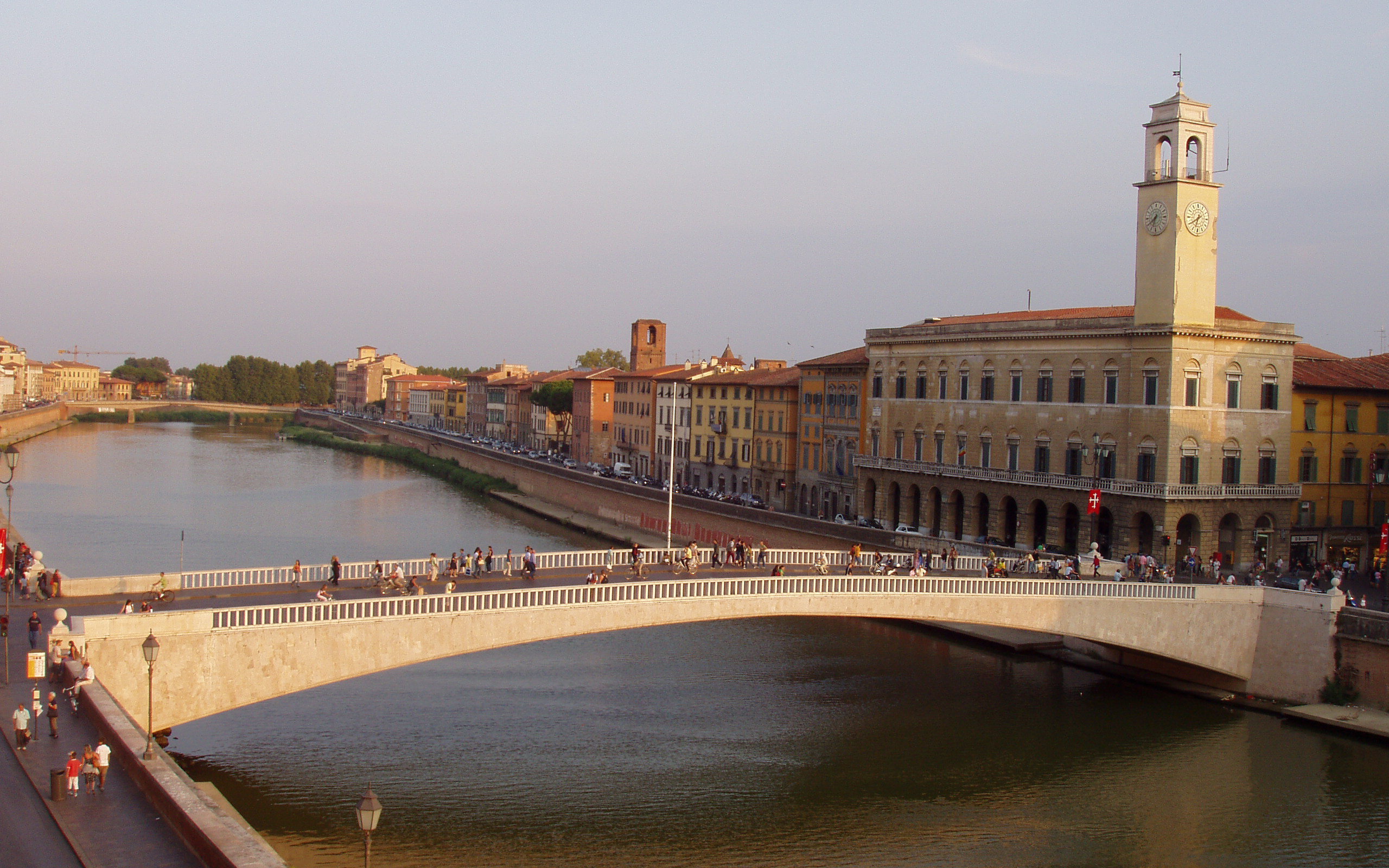 Мост через канал в Пизе, Италия