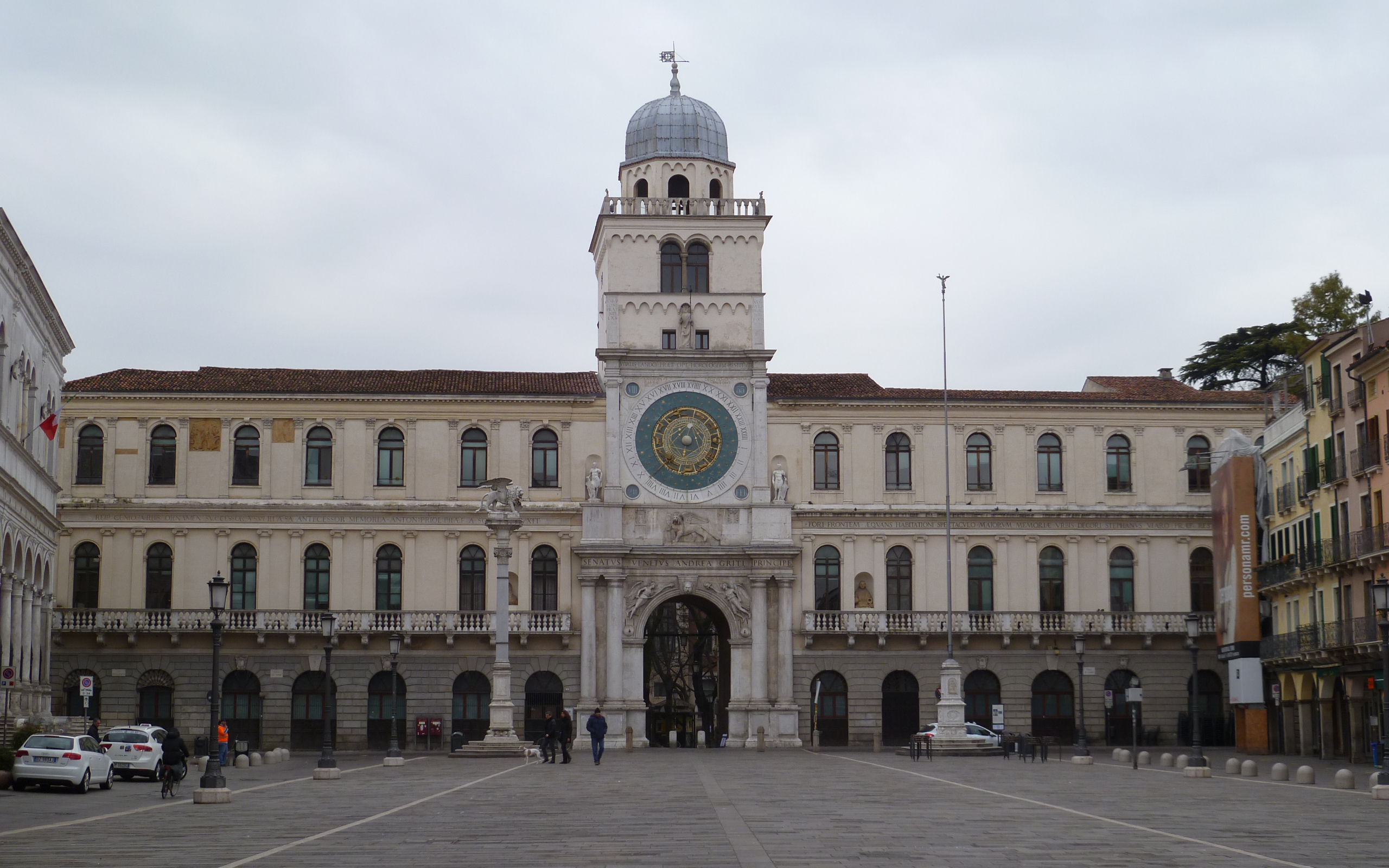Здание с часами в Падуе, Италия