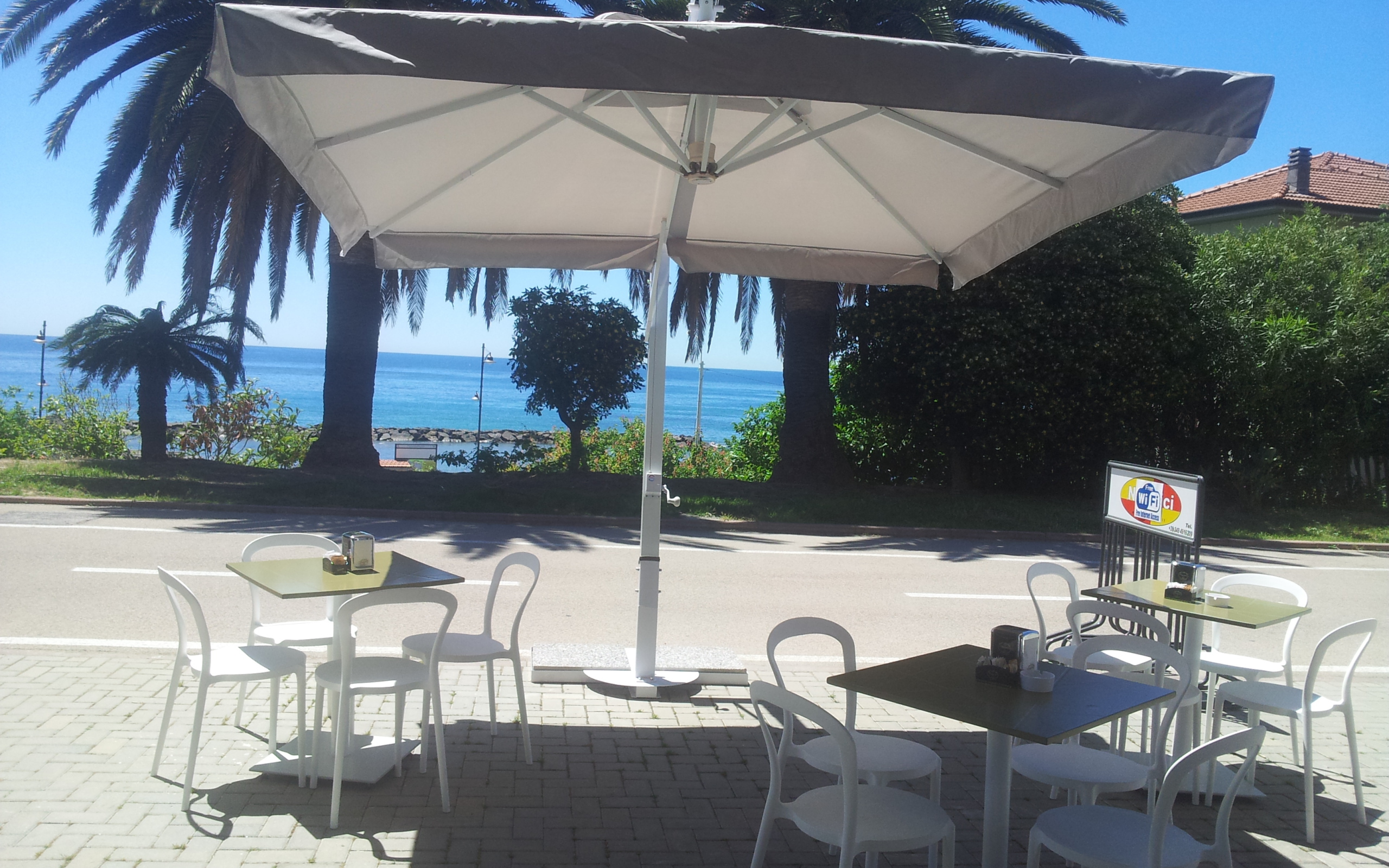 Кафе на набережной в Санто Стефано аль Маре, Италия