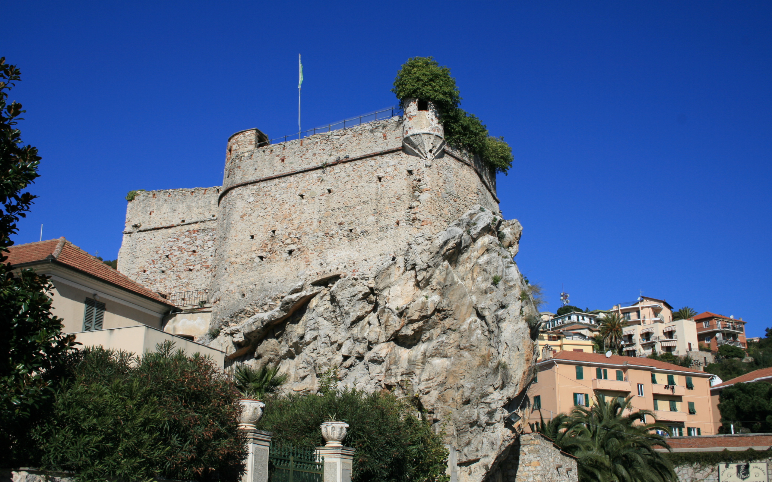 Замок на курорте в Пьетра Лигуре, Италия