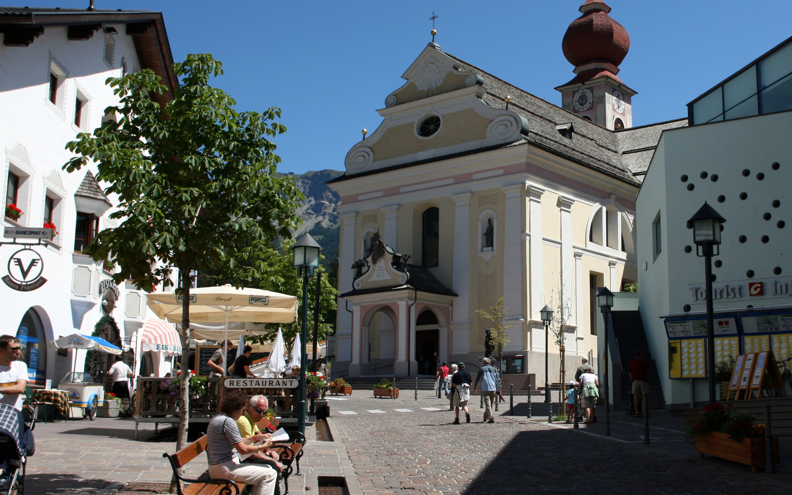 Церковь на площади на курорте Ортизей, Италия