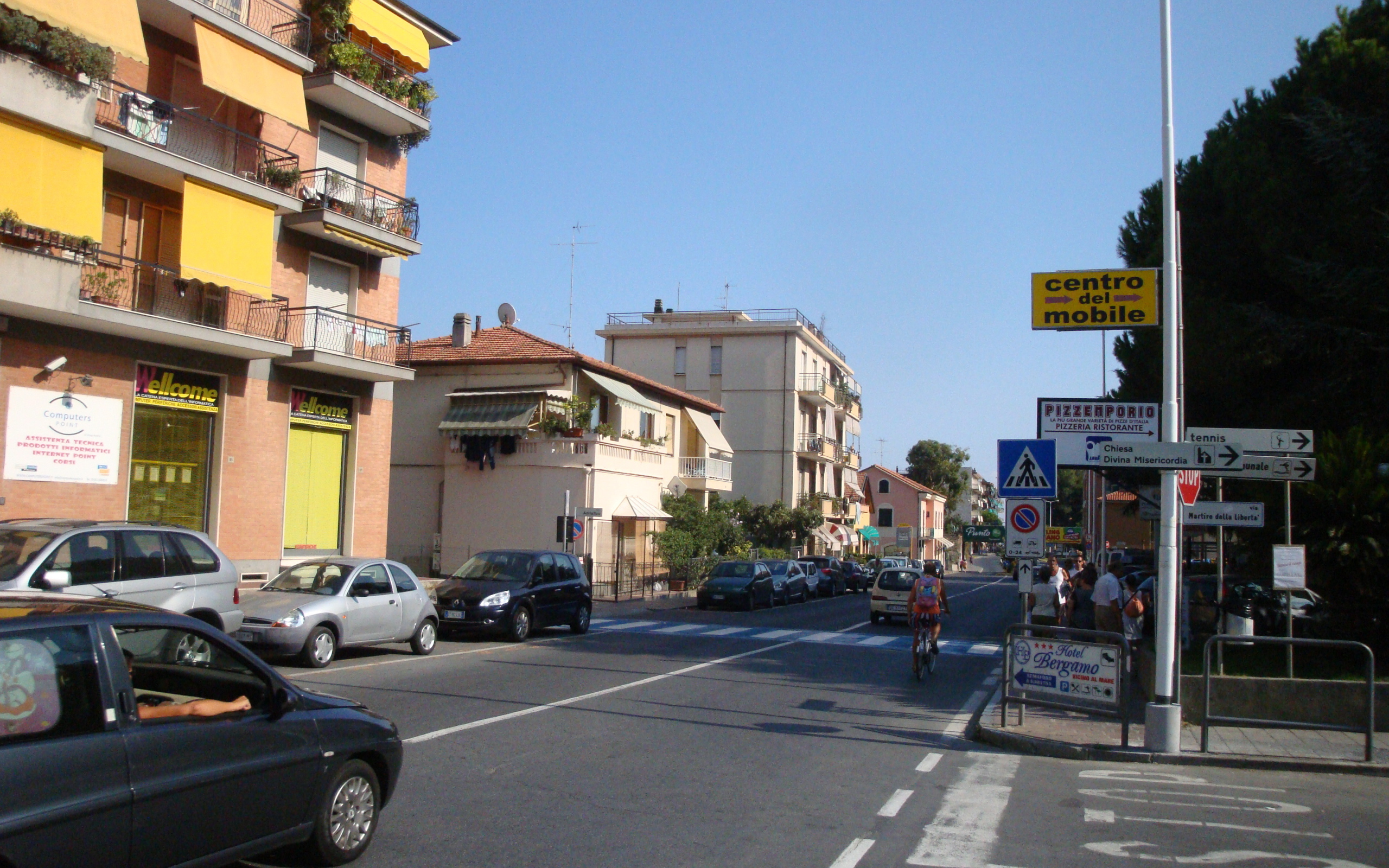 Городская улица на курорте Сан Бартоломео Аль Маре, Италия