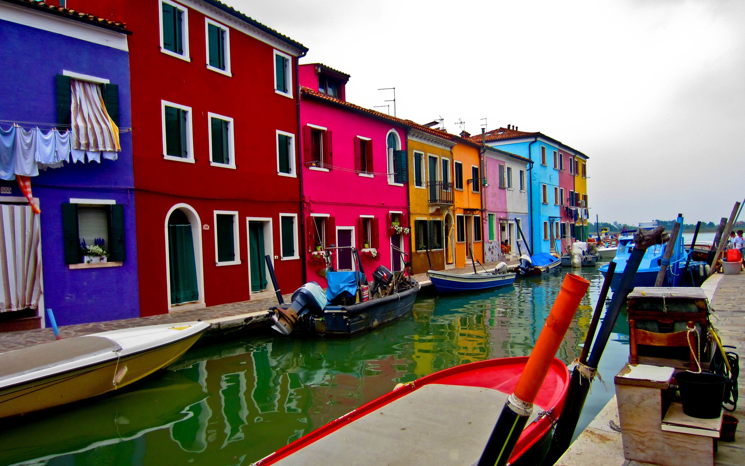 Разноцветные дома на острове Мурано, Италия