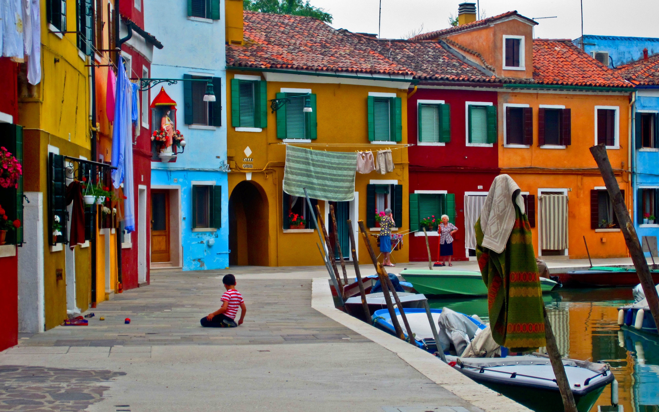 Красочные дома на острове Мурано, Италия