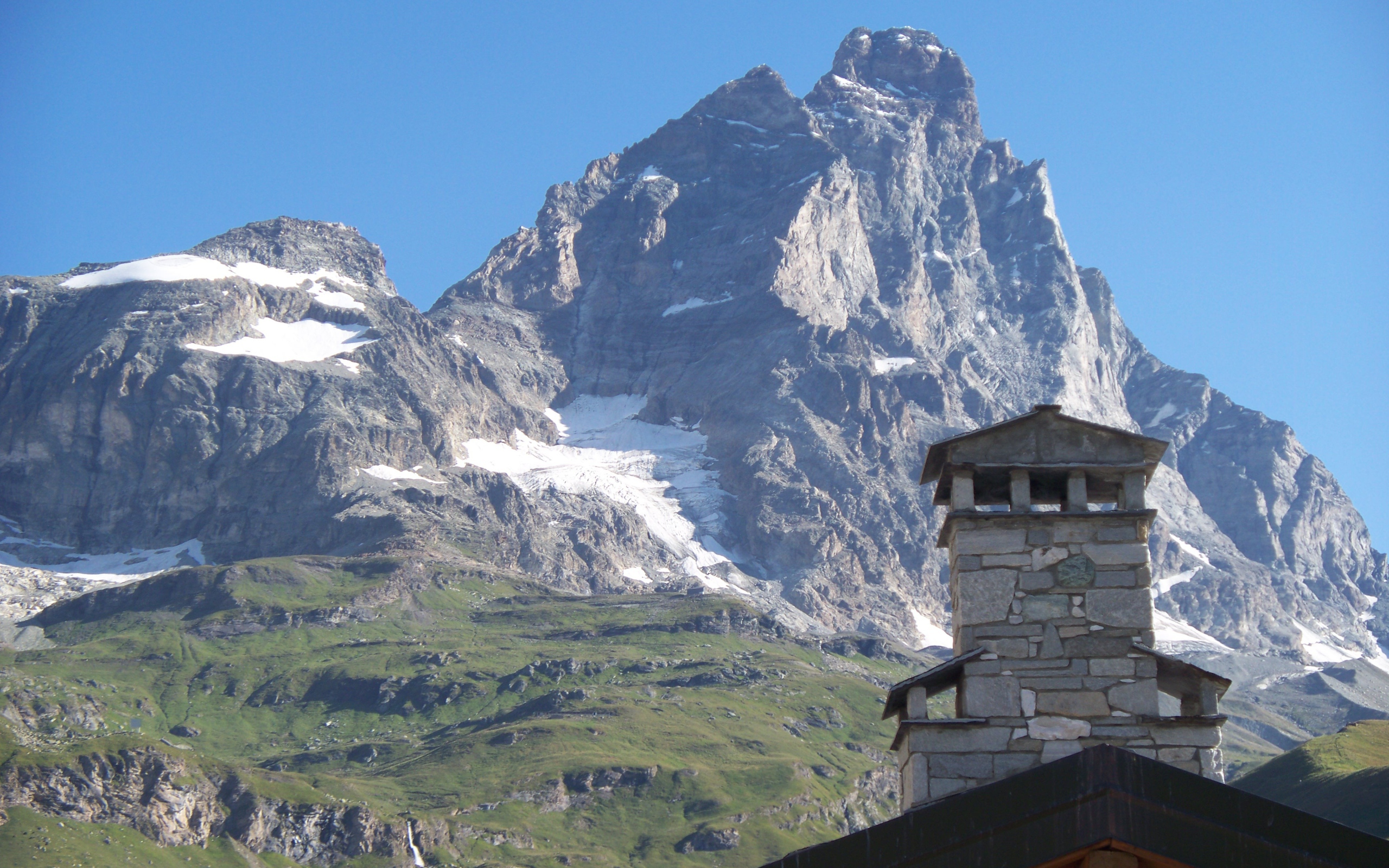 Дом на фоне гор на горнолыжном курорте Червиния, Италия