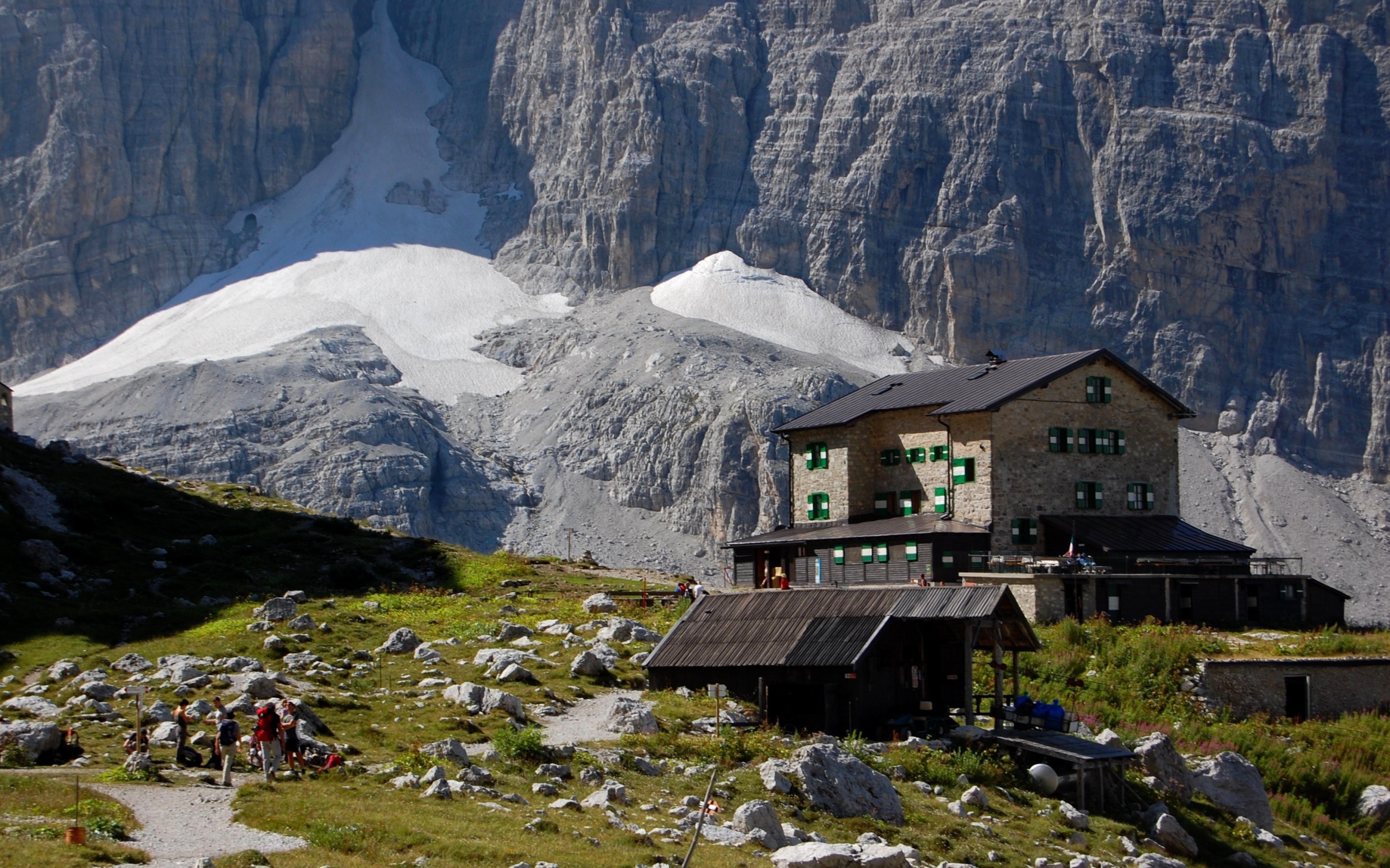 Дом на фоне гор на горнолыжном курорте Мадонна ди Кампильо, Италия