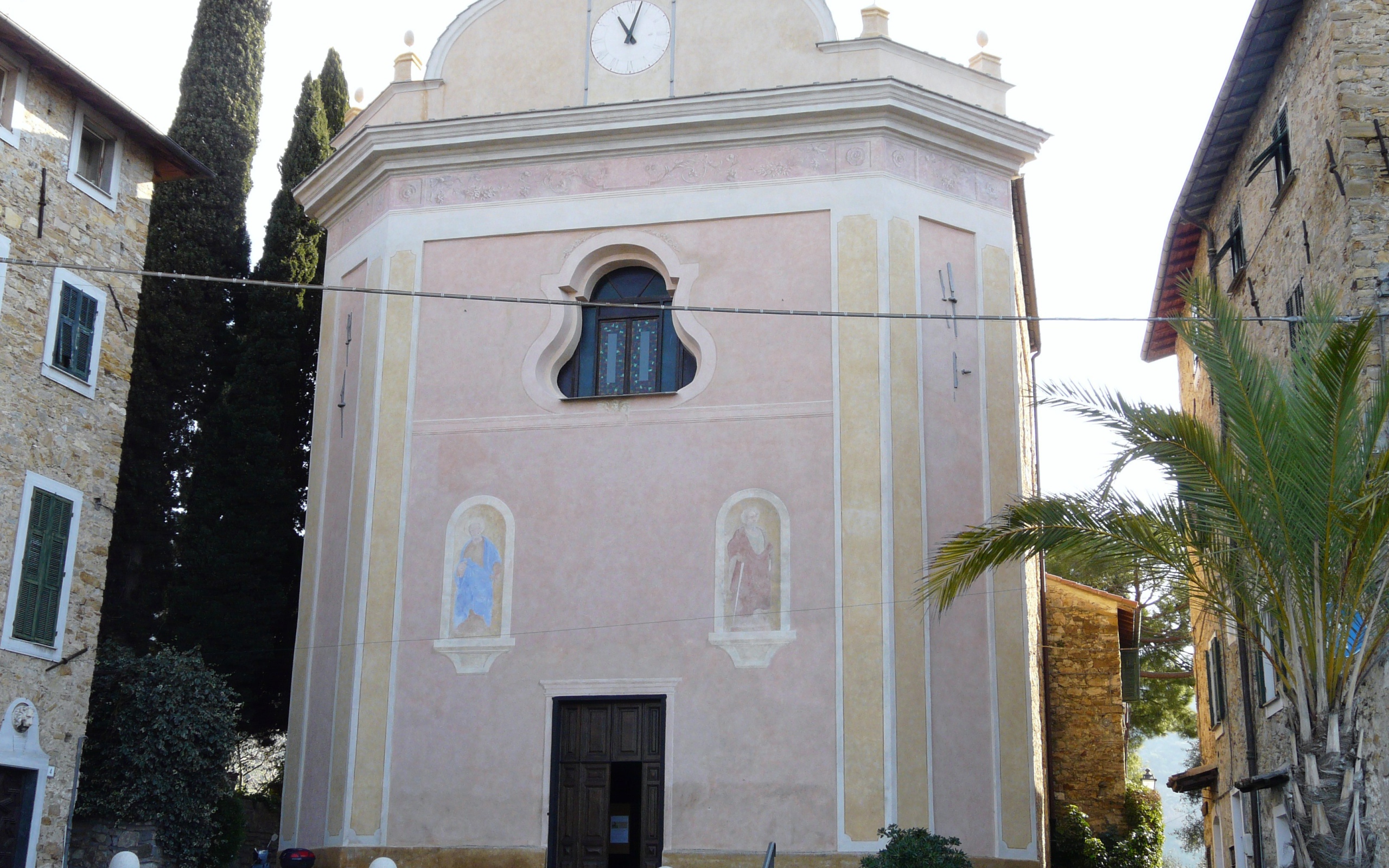 Дом с часам на курорте Бордигера, Италия