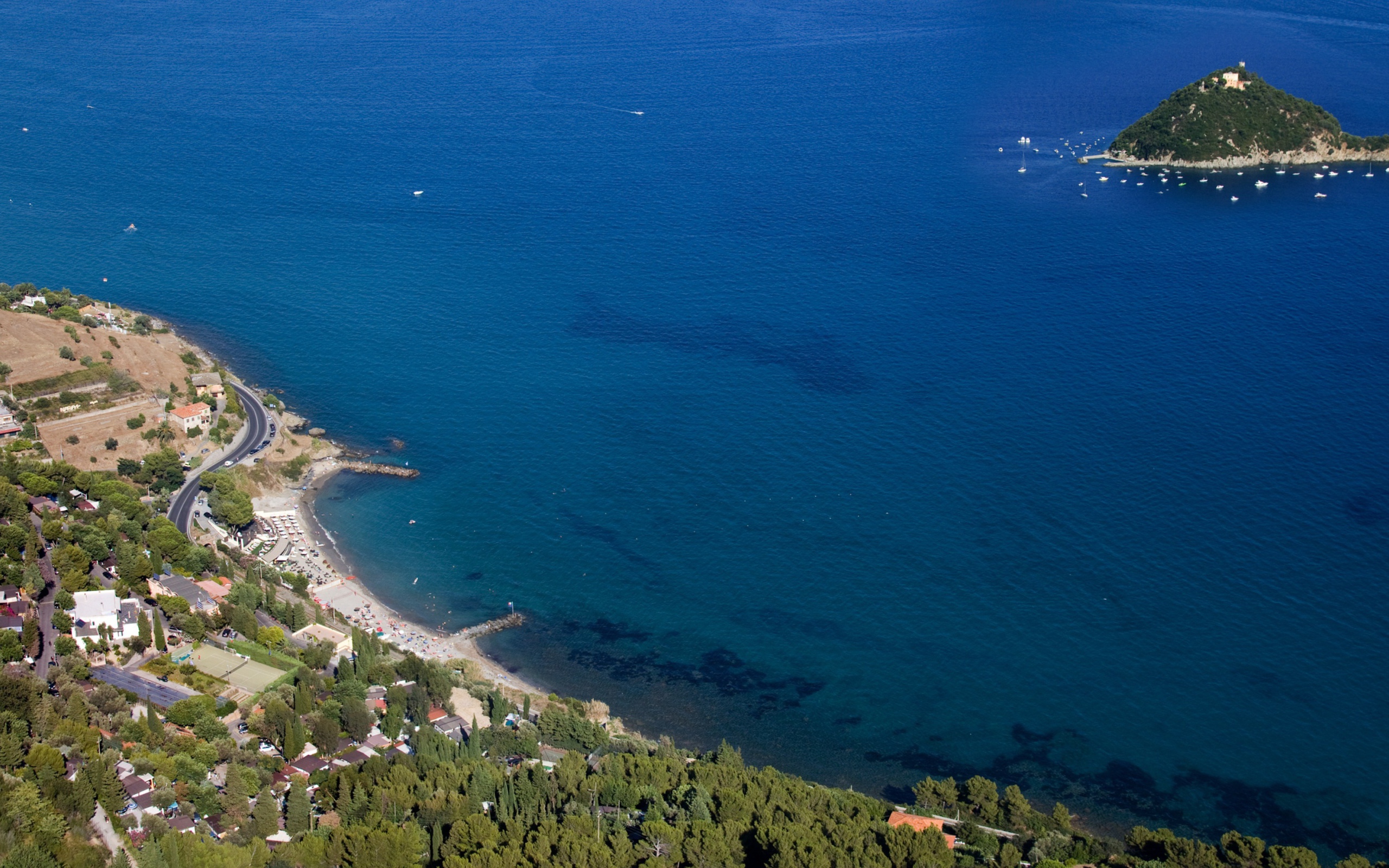 Островок у побережья на курорте Алассио, Италия