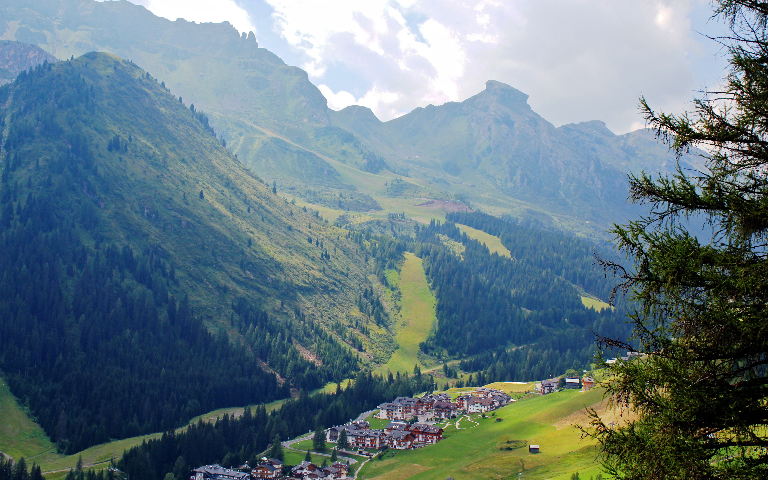 Горы на горнолыжном курорте Арабба, Италия