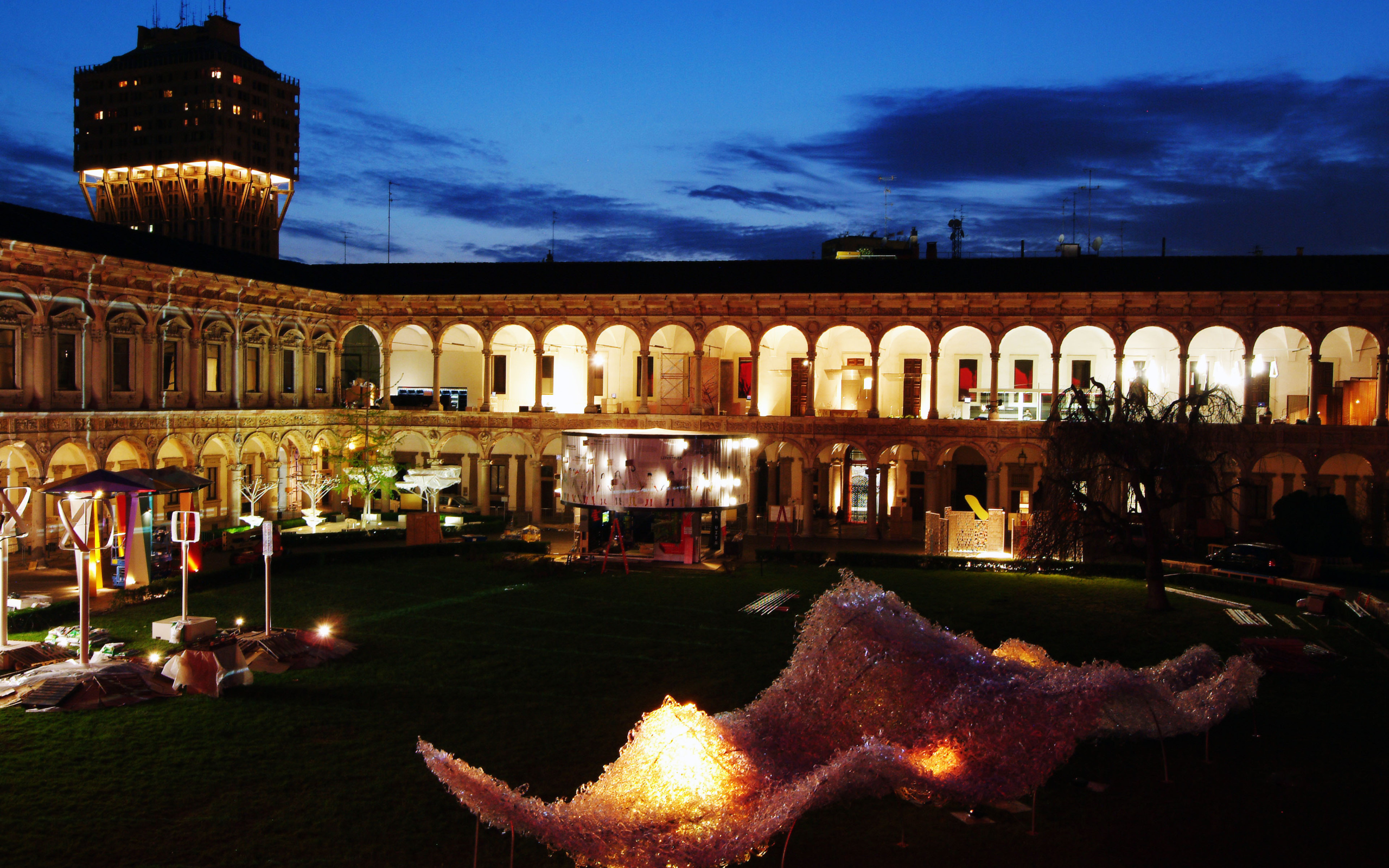 Ночная площадь в Милане, Италия