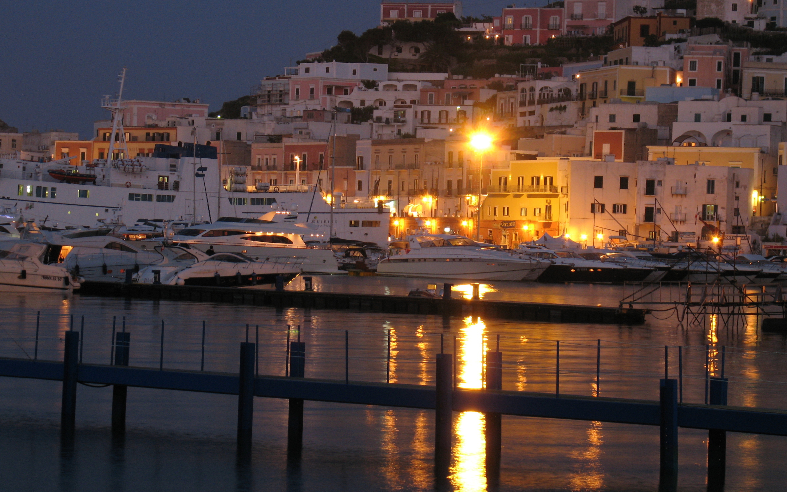 Ночь в порту на острове Понца, Италия