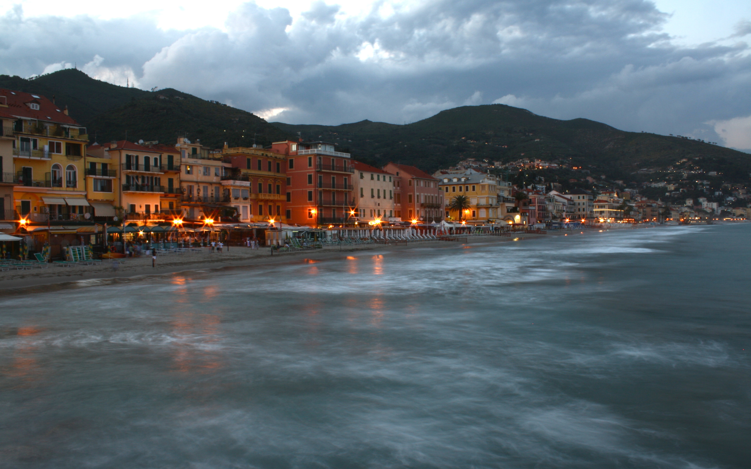 Ночные огни на курорте Алассио, Италия