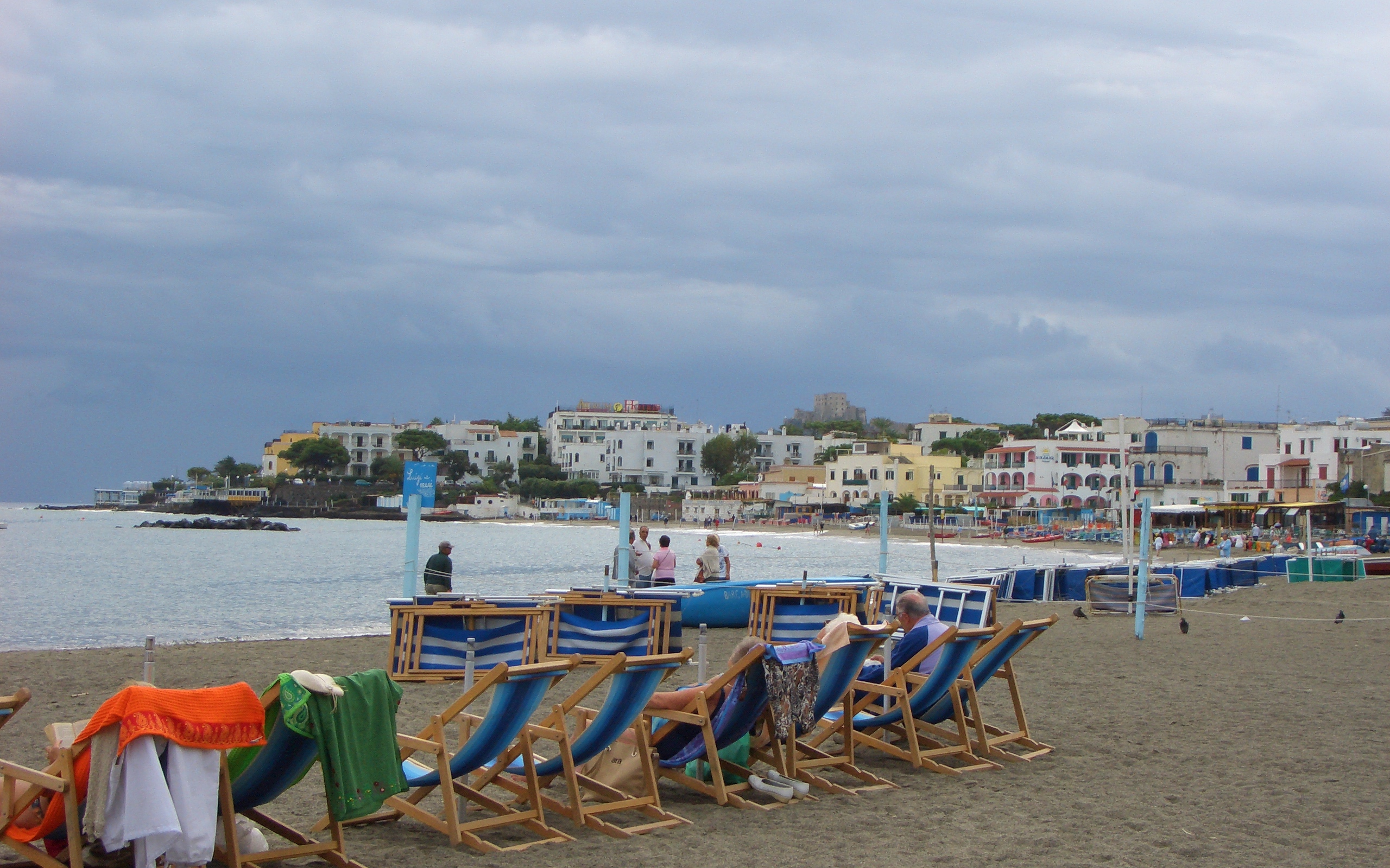 Отдых на пляже на острове Искья, Италия