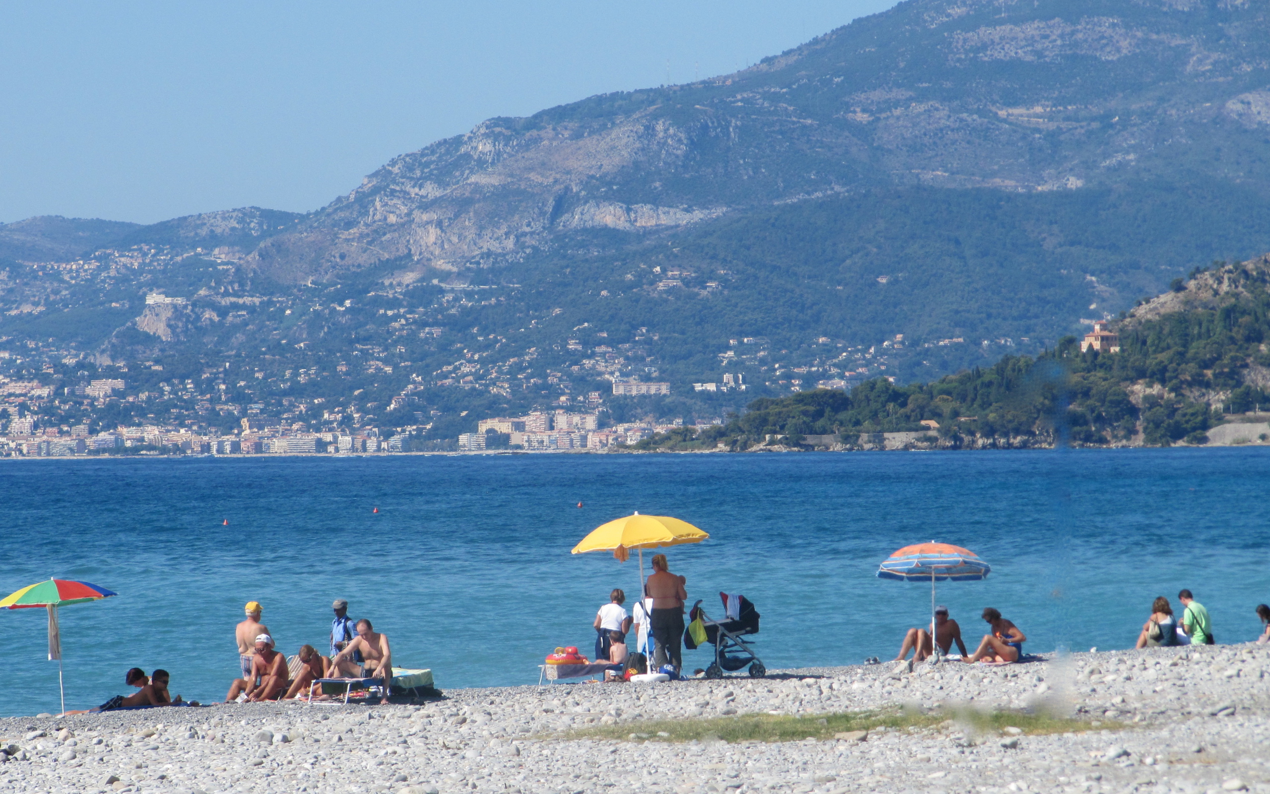 Отдых на пляже в Сан Ремо, Италия