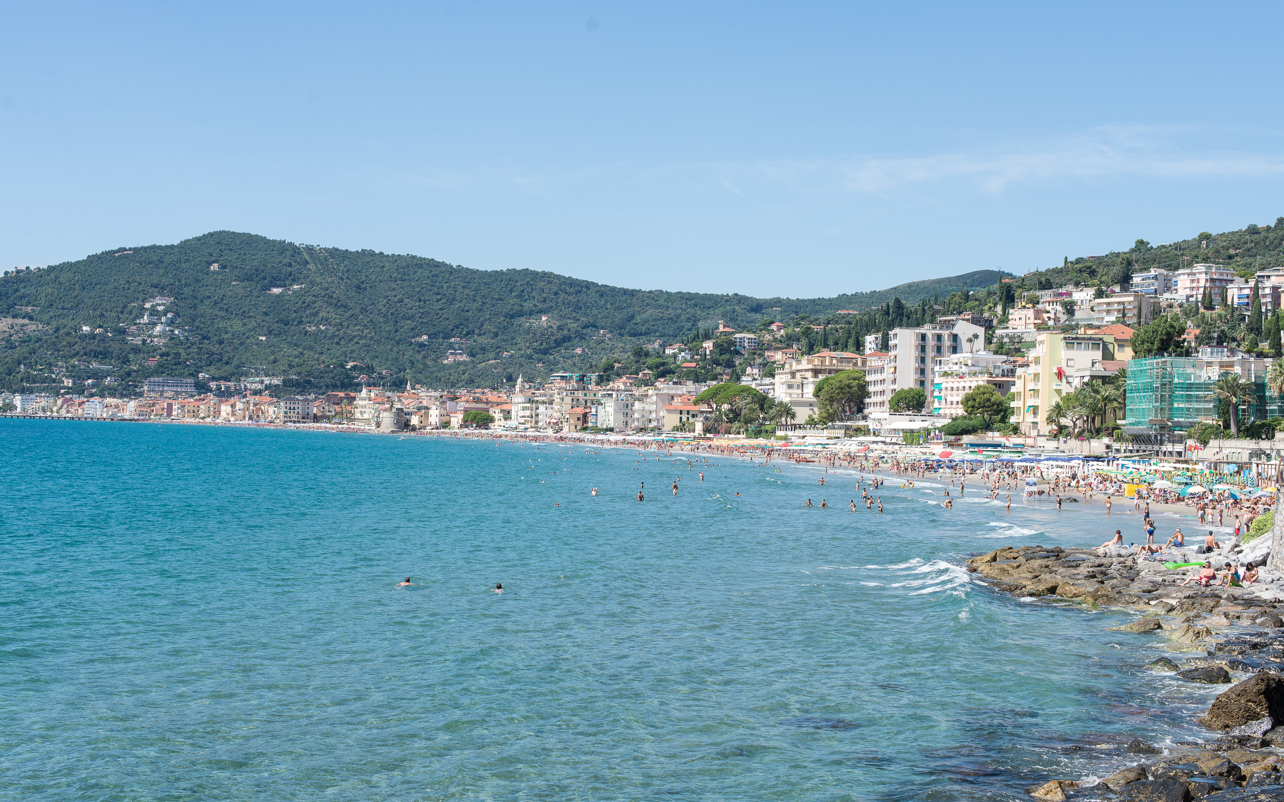 Отдых на пляже на курорте Алассио, Италия