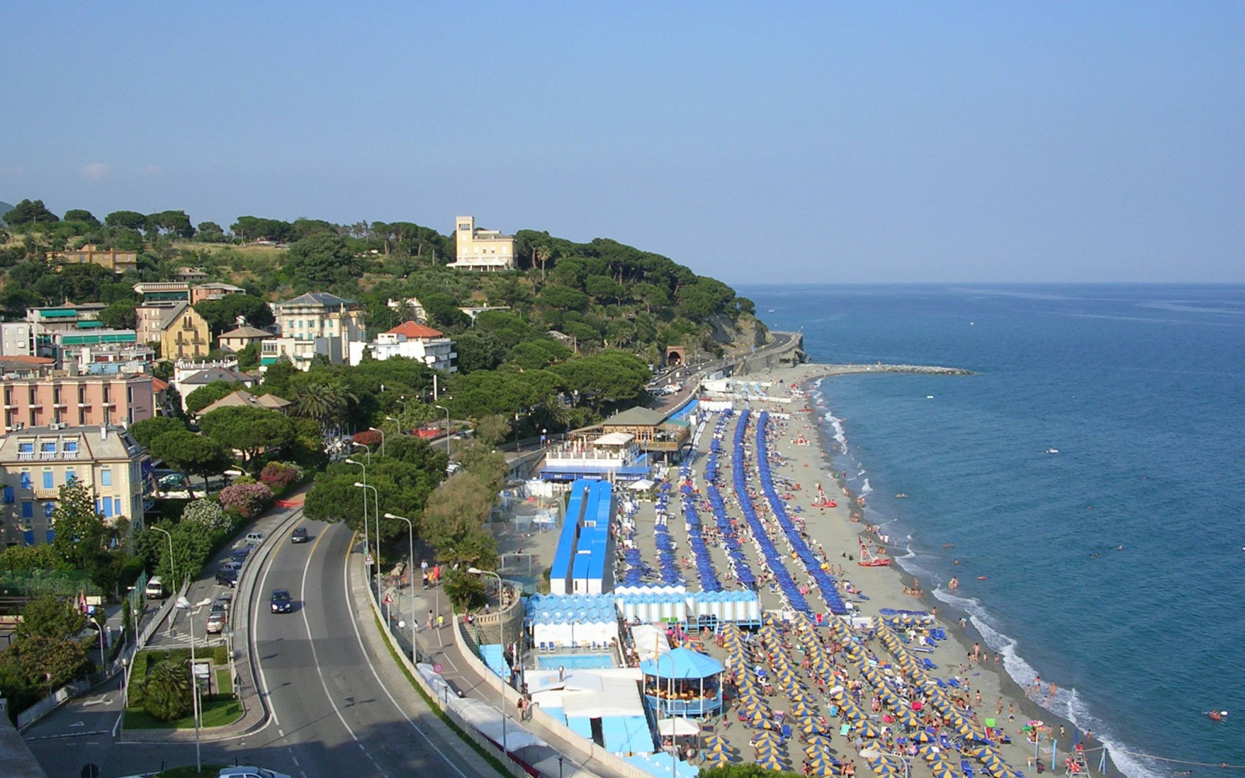 Отдых на пляже на курорте Челле Лигуре, Италия