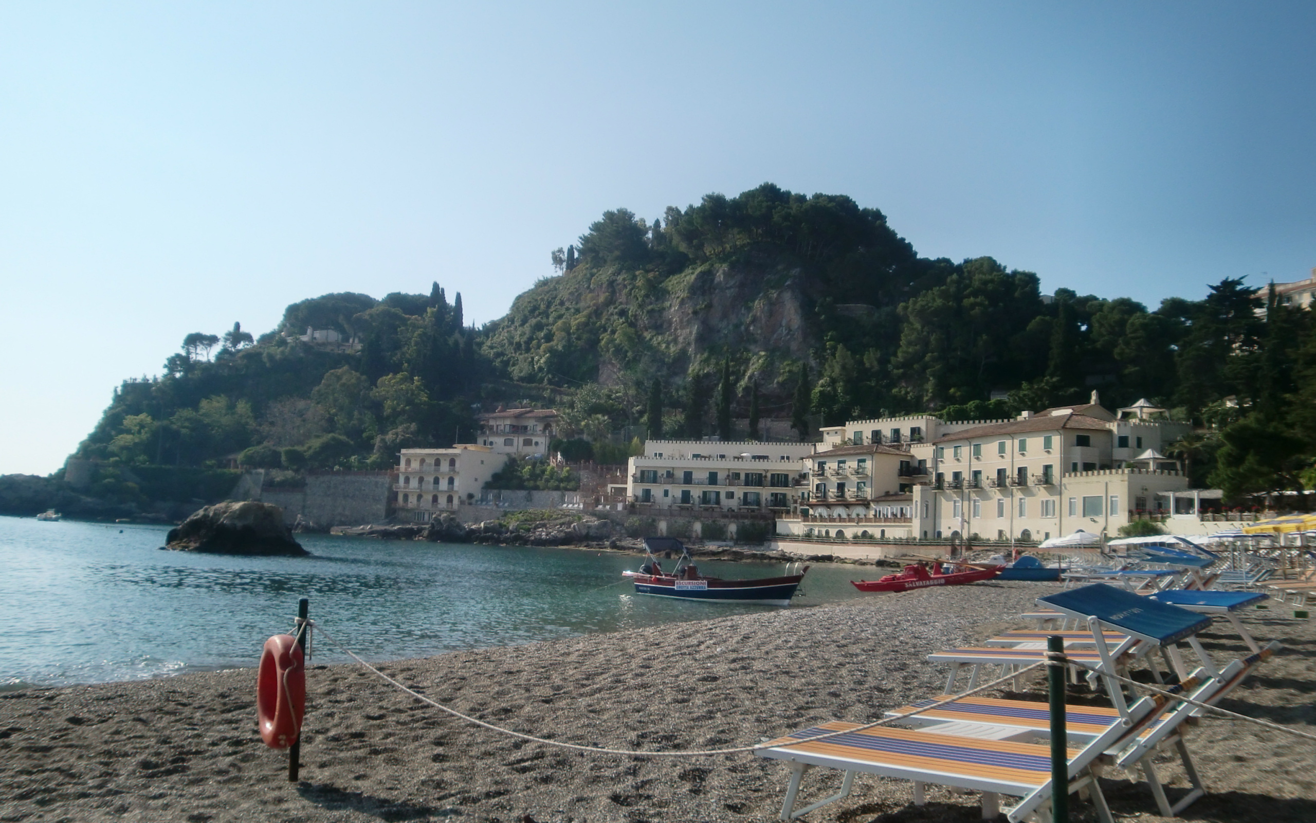 Отдых на пляже на острове Сицилия, Италия