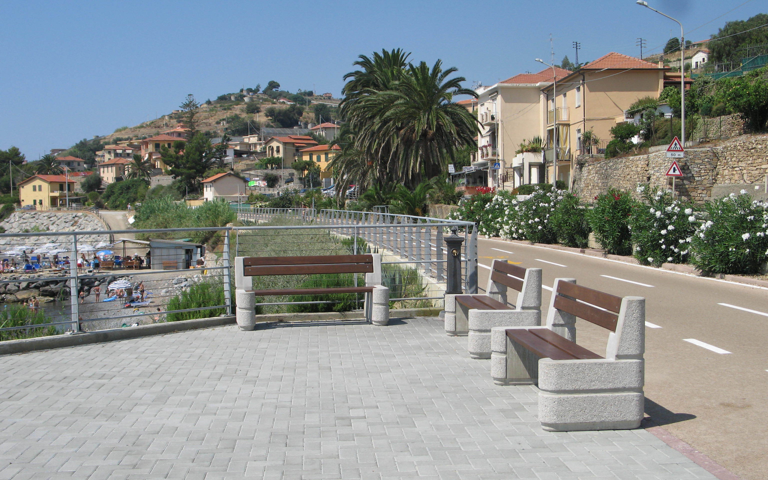 Лавочки на набережной в Санто Стефано аль Маре, Италия