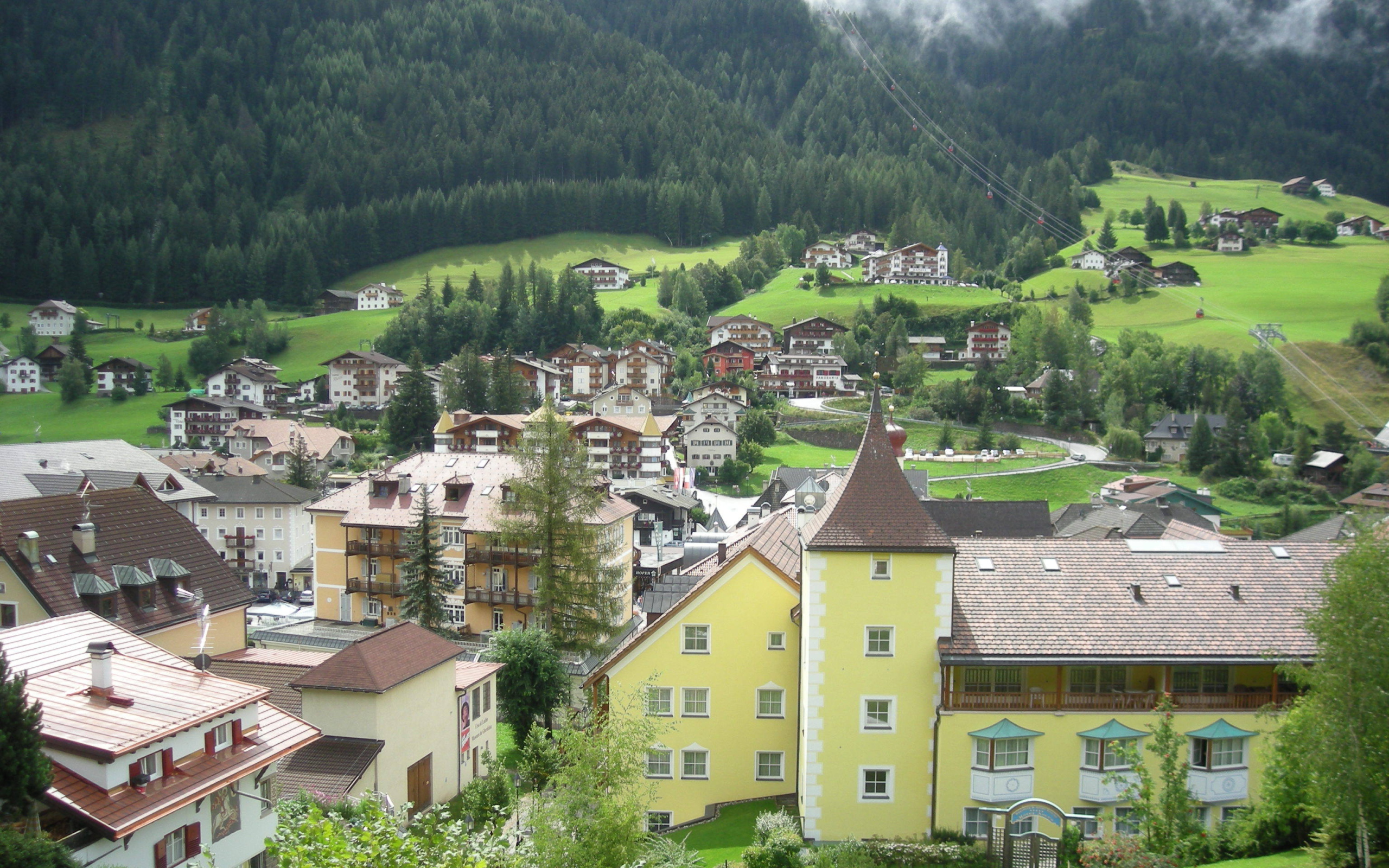 Летний пейзаж на курорте Ортизей, Италия