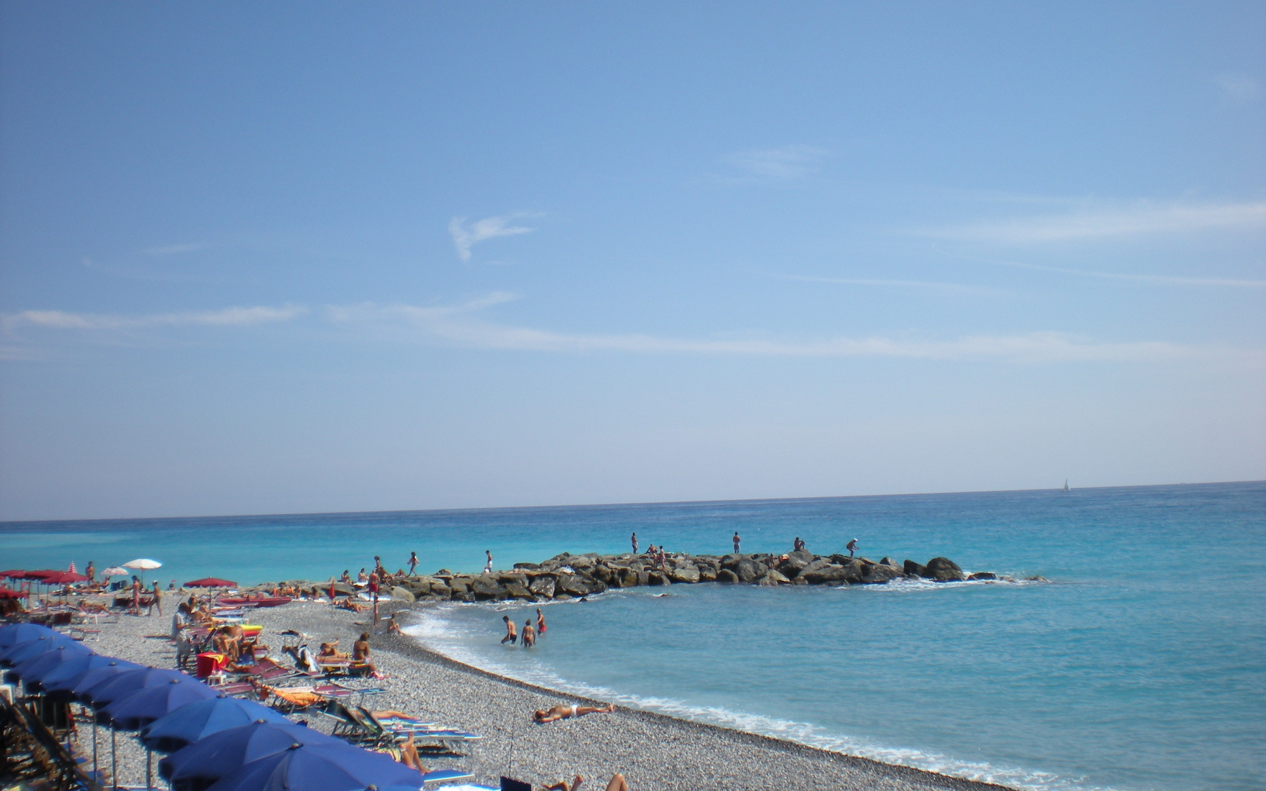 Летний отдых на пляже на курорте Бордигера, Италия