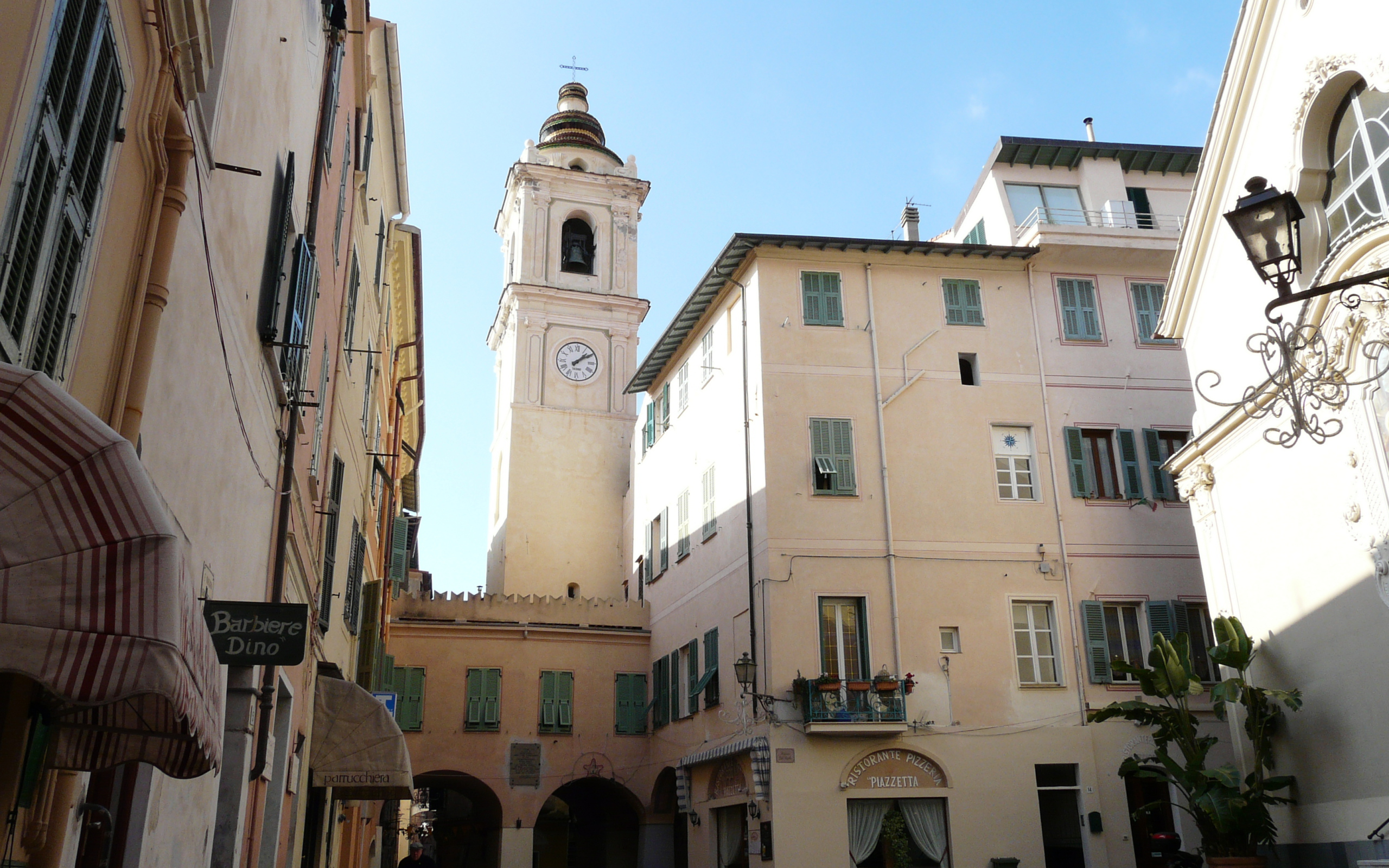 Башня с часами на курорте Бордигера, Италия