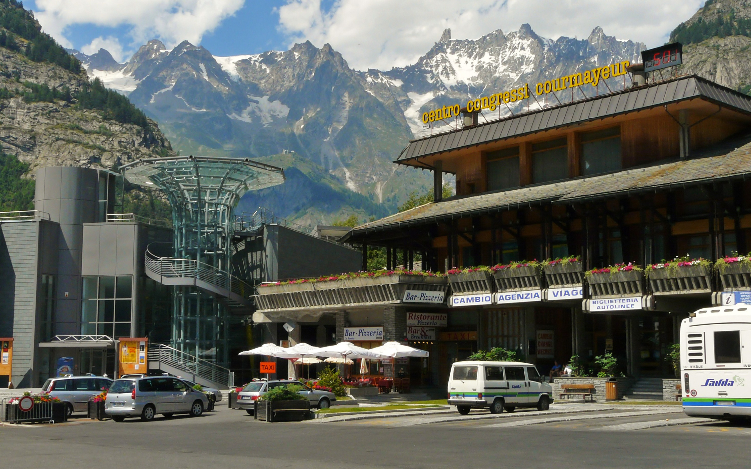 Главная площадь на горнолыжном курорте Курмайор, Италия