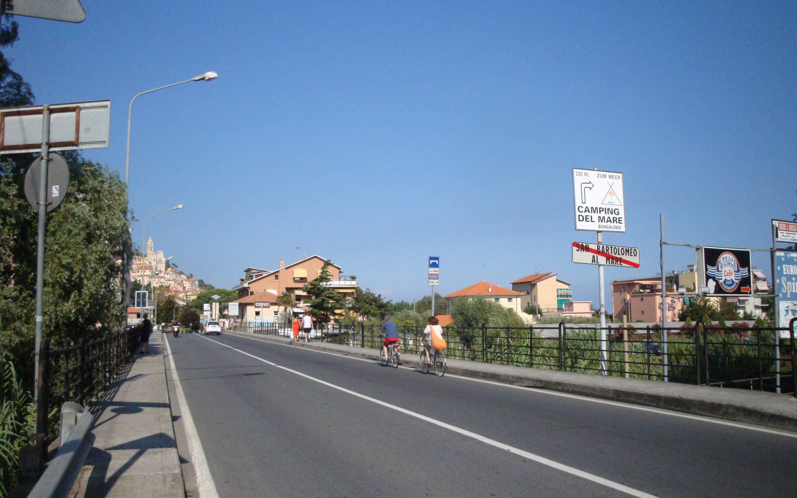 Дорога у набережной на курорте Сан Бартоломео Аль Маре, Италия