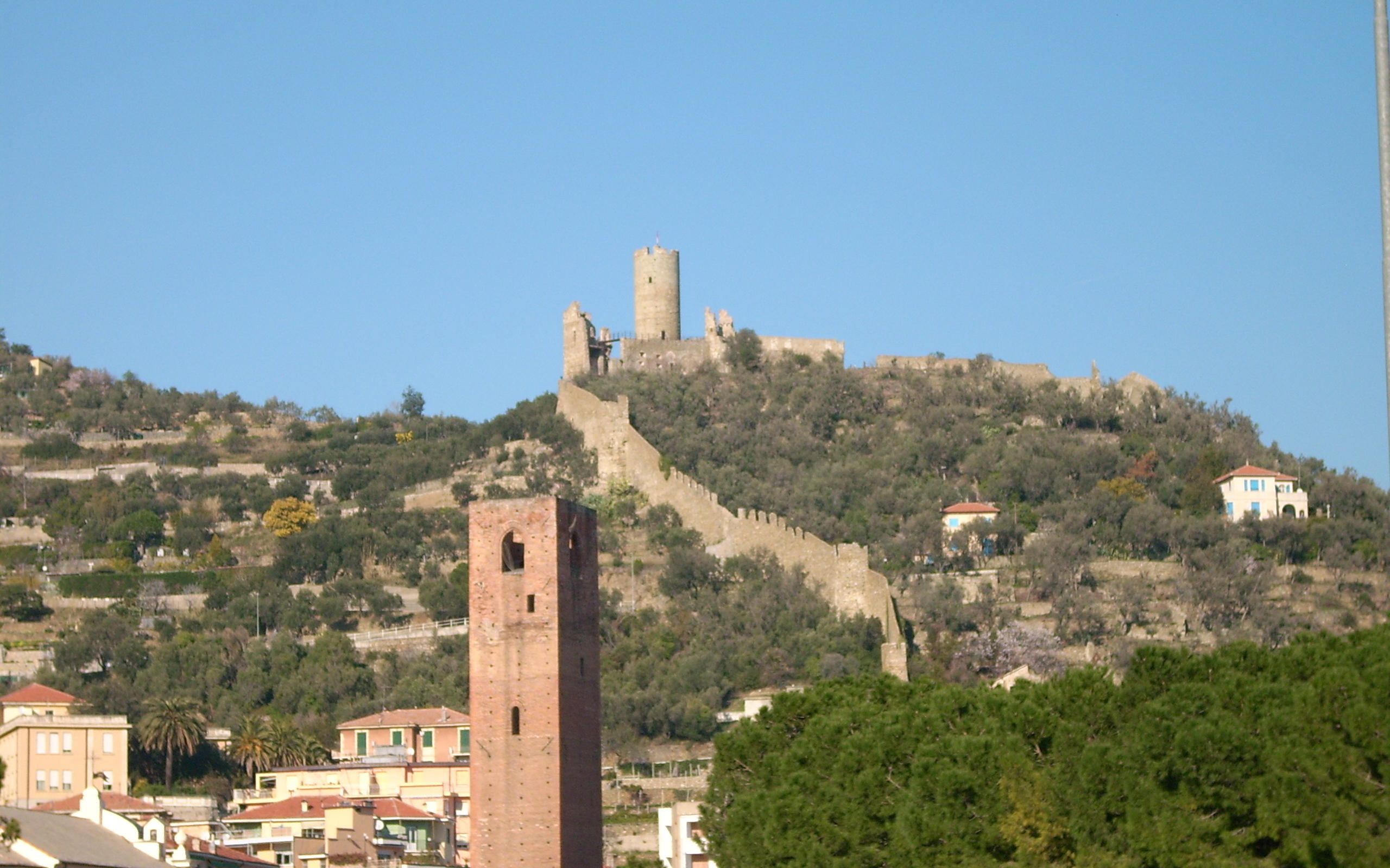 Башня на фоне крепости на курорте Ноли, Италия