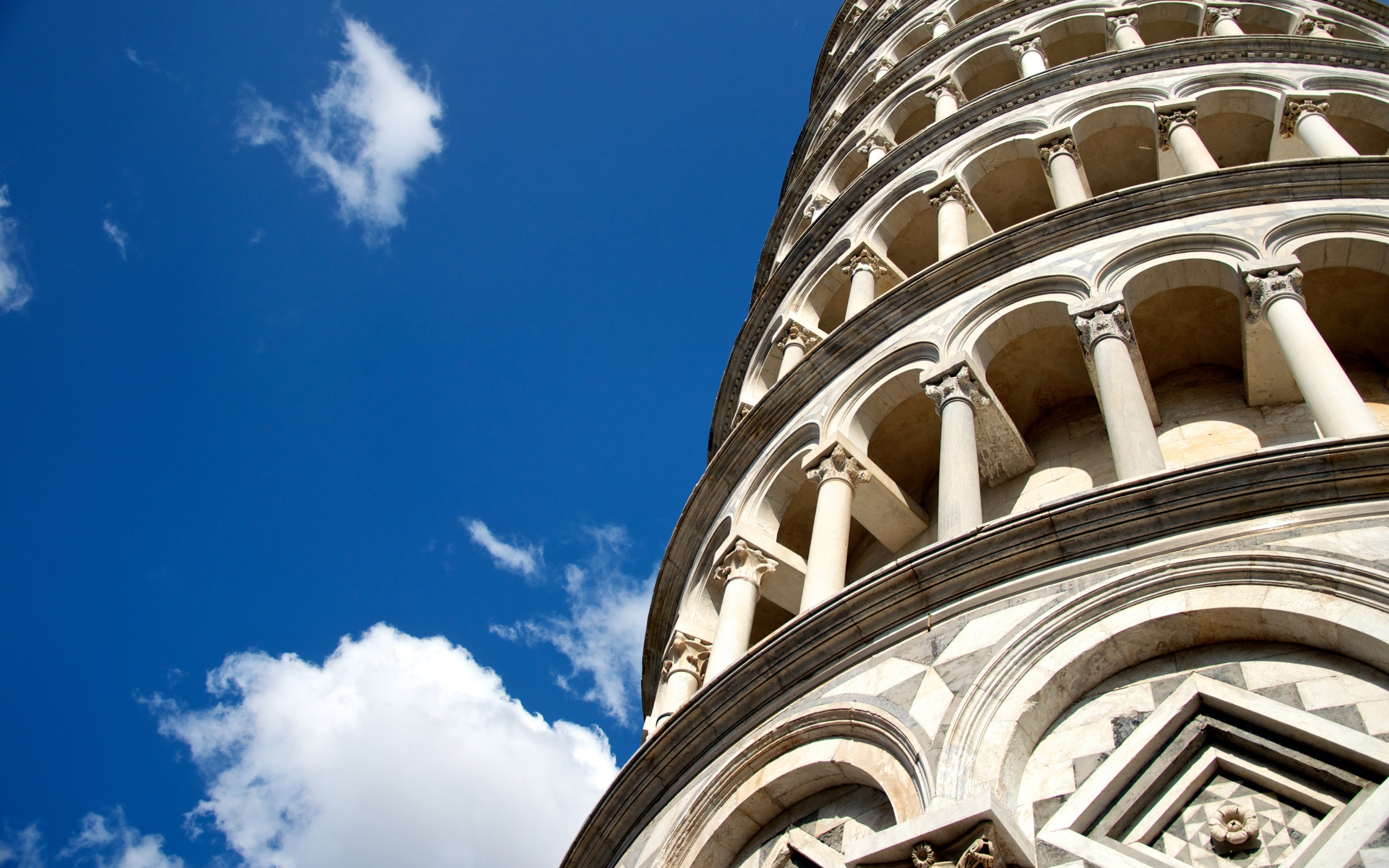 Башня на фоне неба в Пизе, Италия