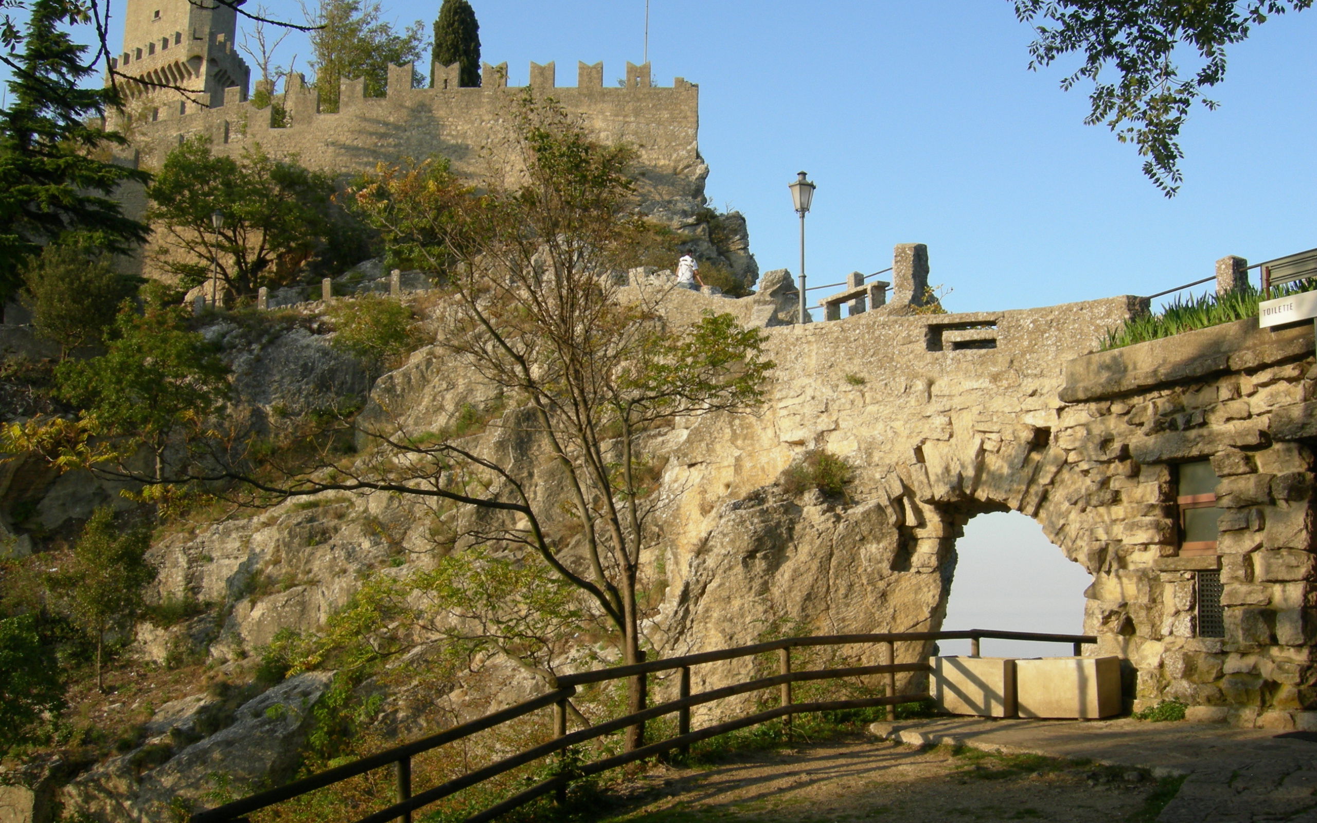Деревья на фоне крепости в Сан Марино, Италия