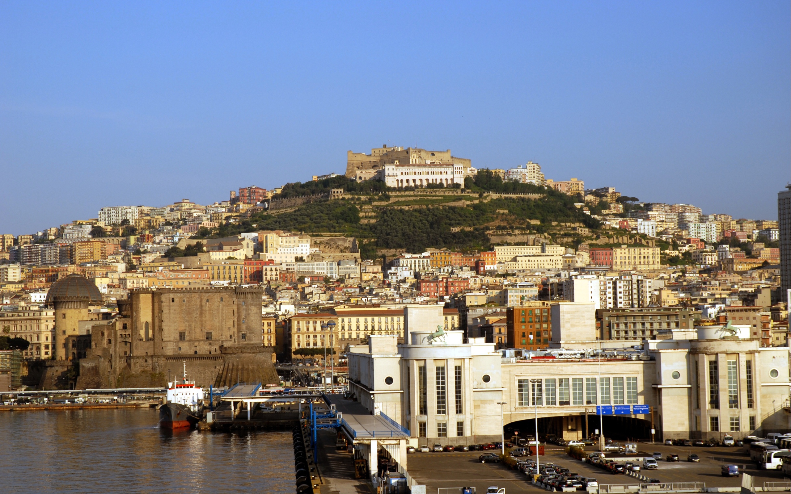 Вид на холм в Неаполе, Италия