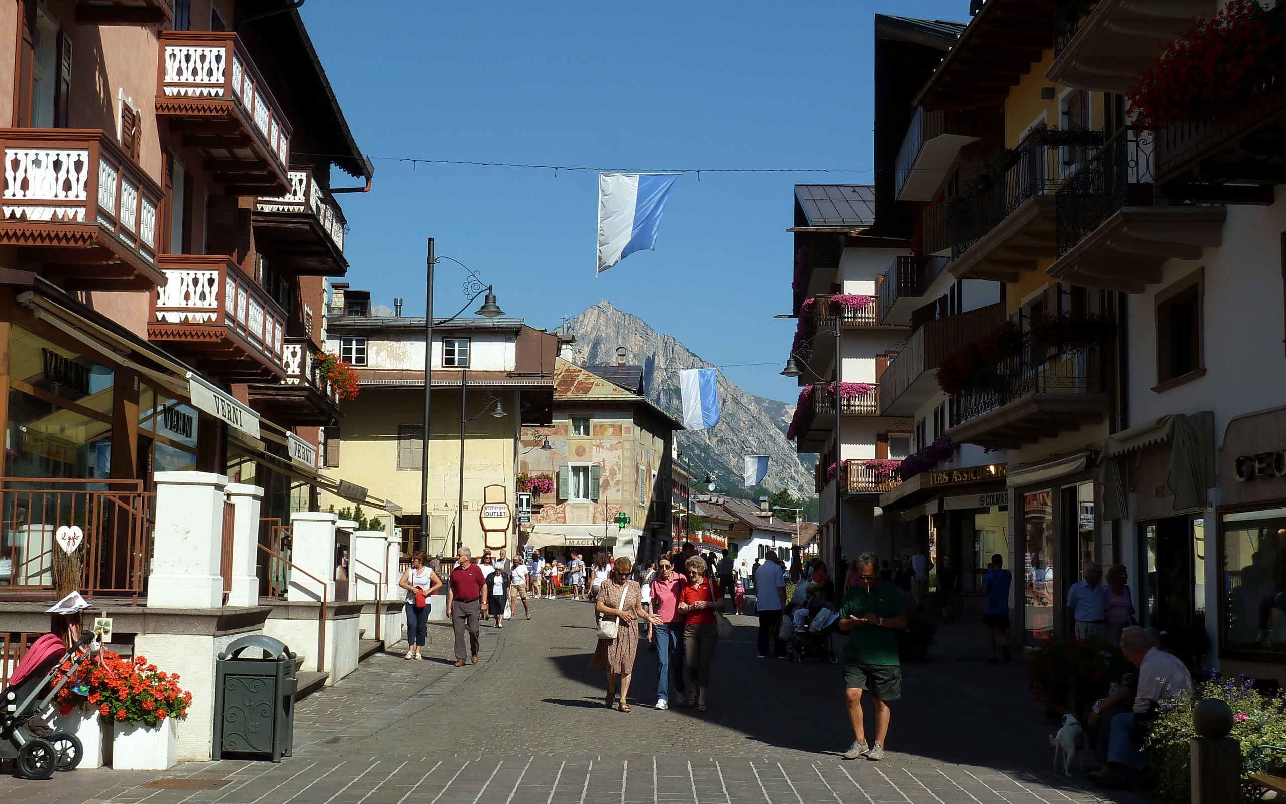 Прогулка по городу на горнолыжном курорте Кортина д'Ампеццо, Италия