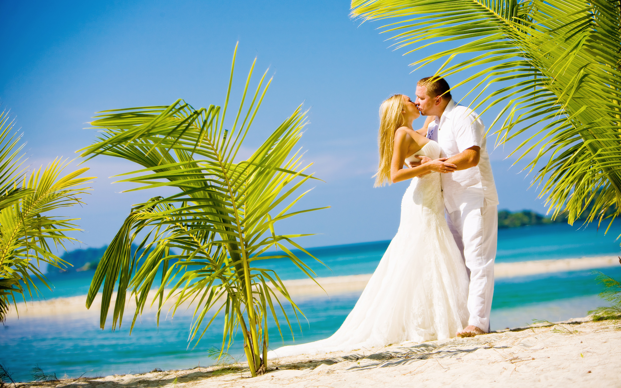 Красивая пара на пляже в Пхукете, Таиланд