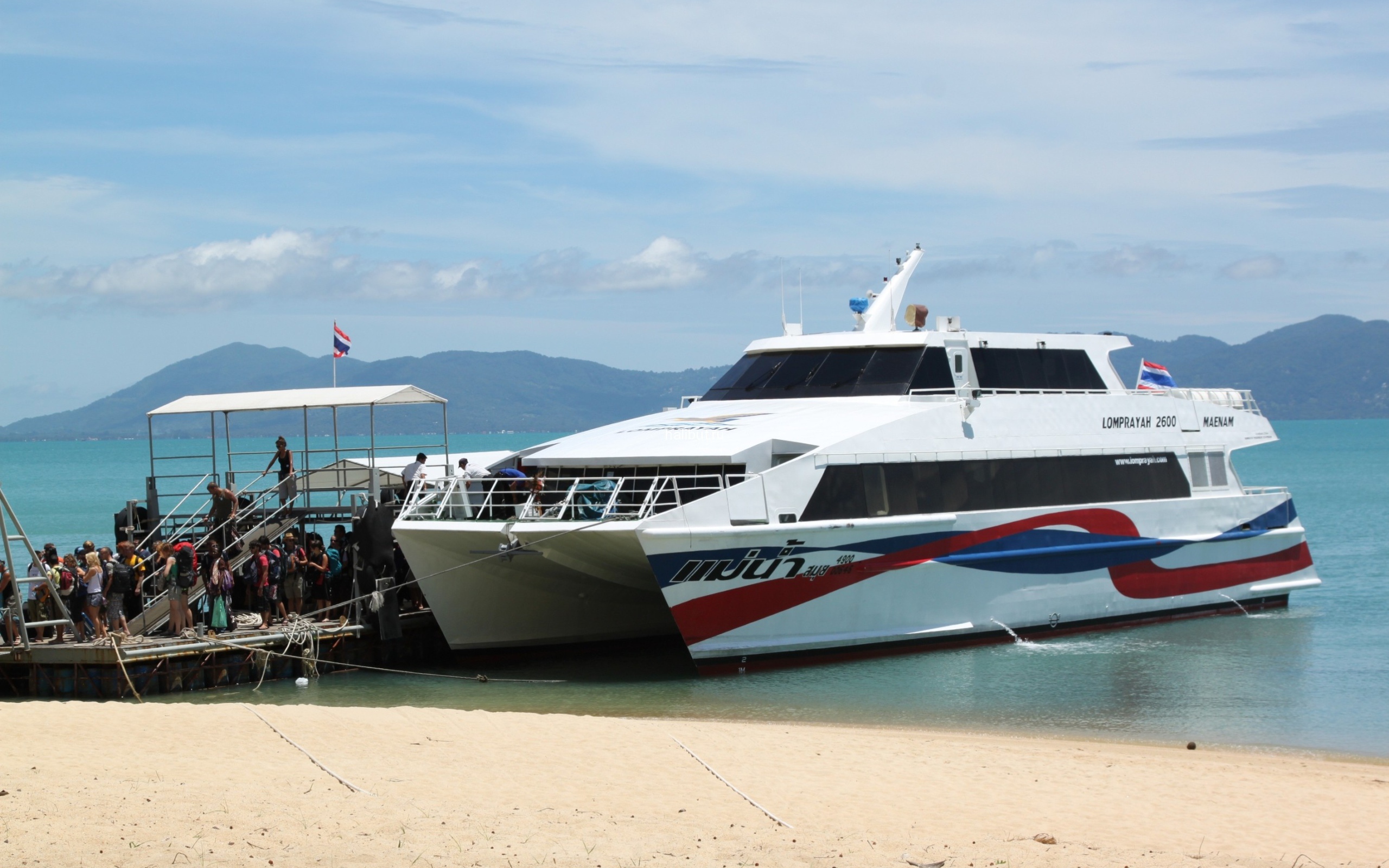 Катер у берега на острове Тао, Таиланд