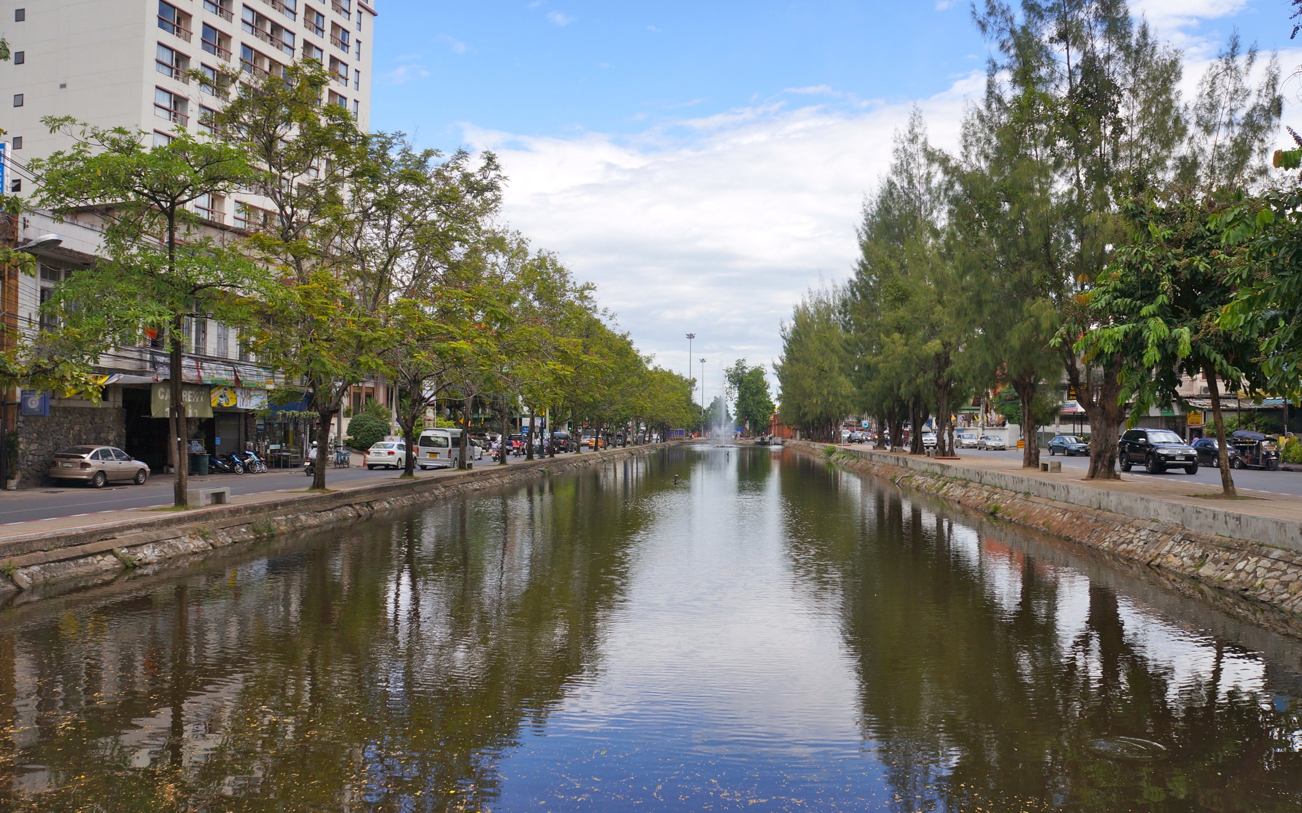 Канал в городе на курорте Чианг Рай, Таиланд