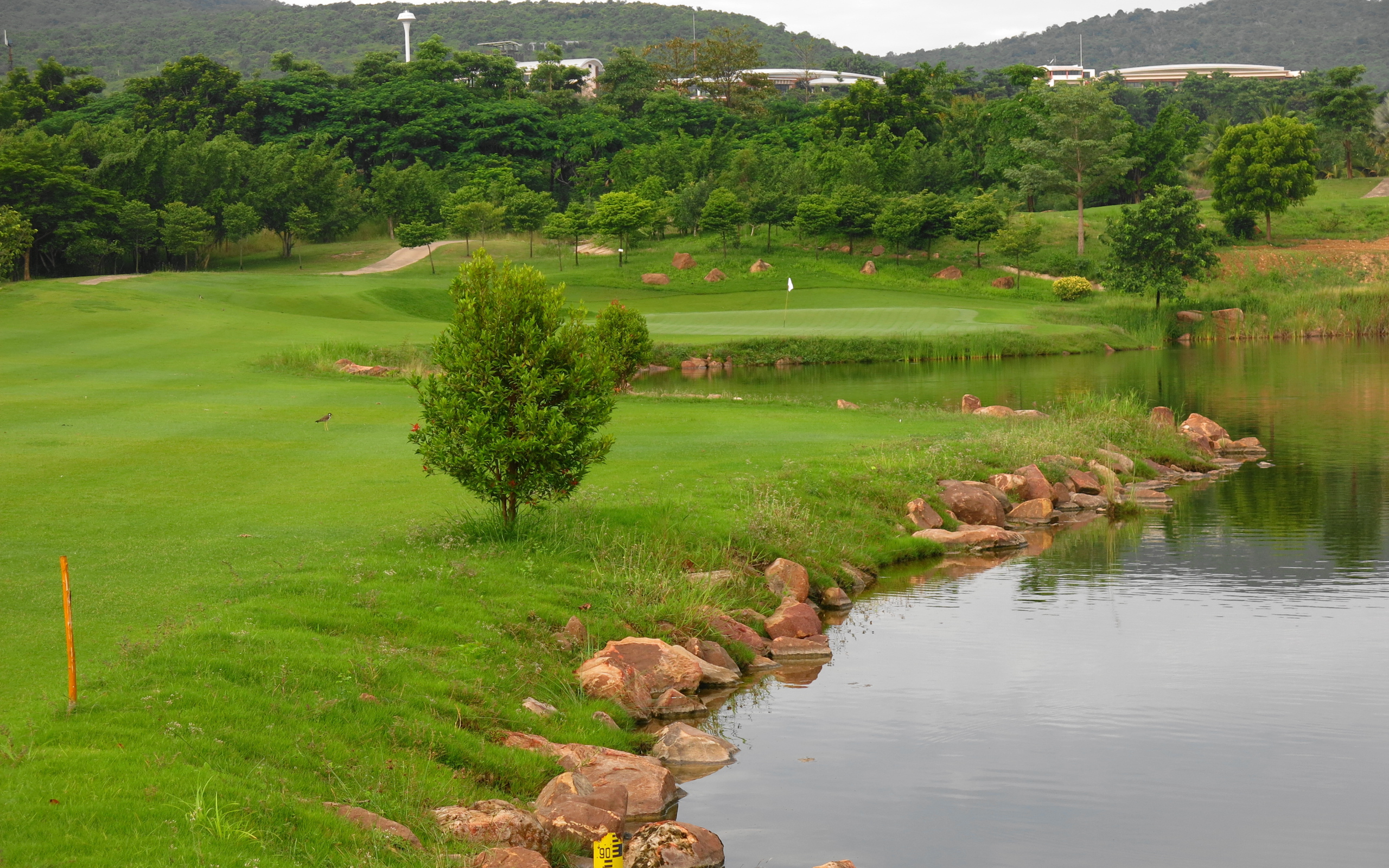 Поле для гольфа на курорте Лопбури, Таиланд