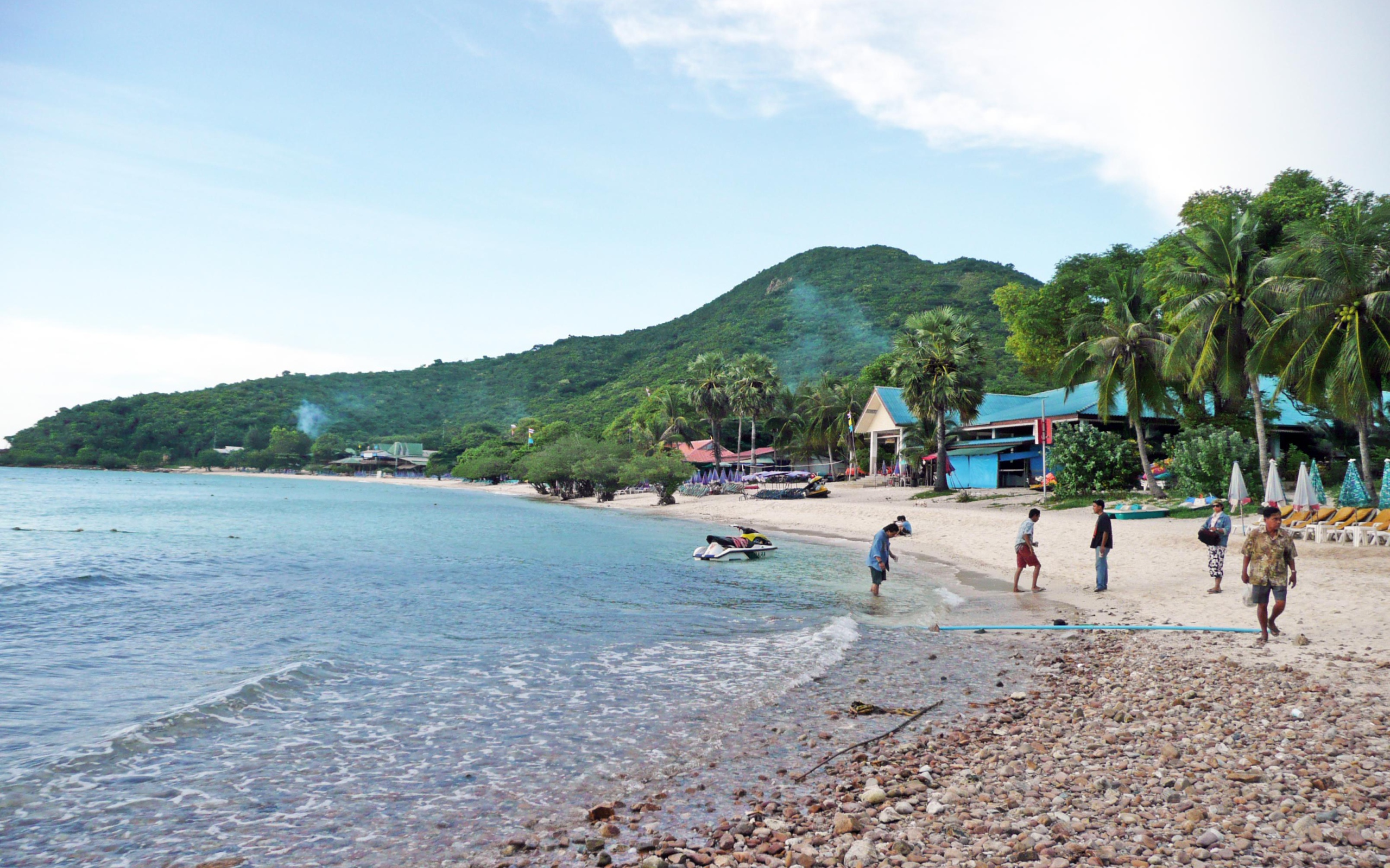 Гравий на пляже на курорте острова Ко Лан, Таиланд