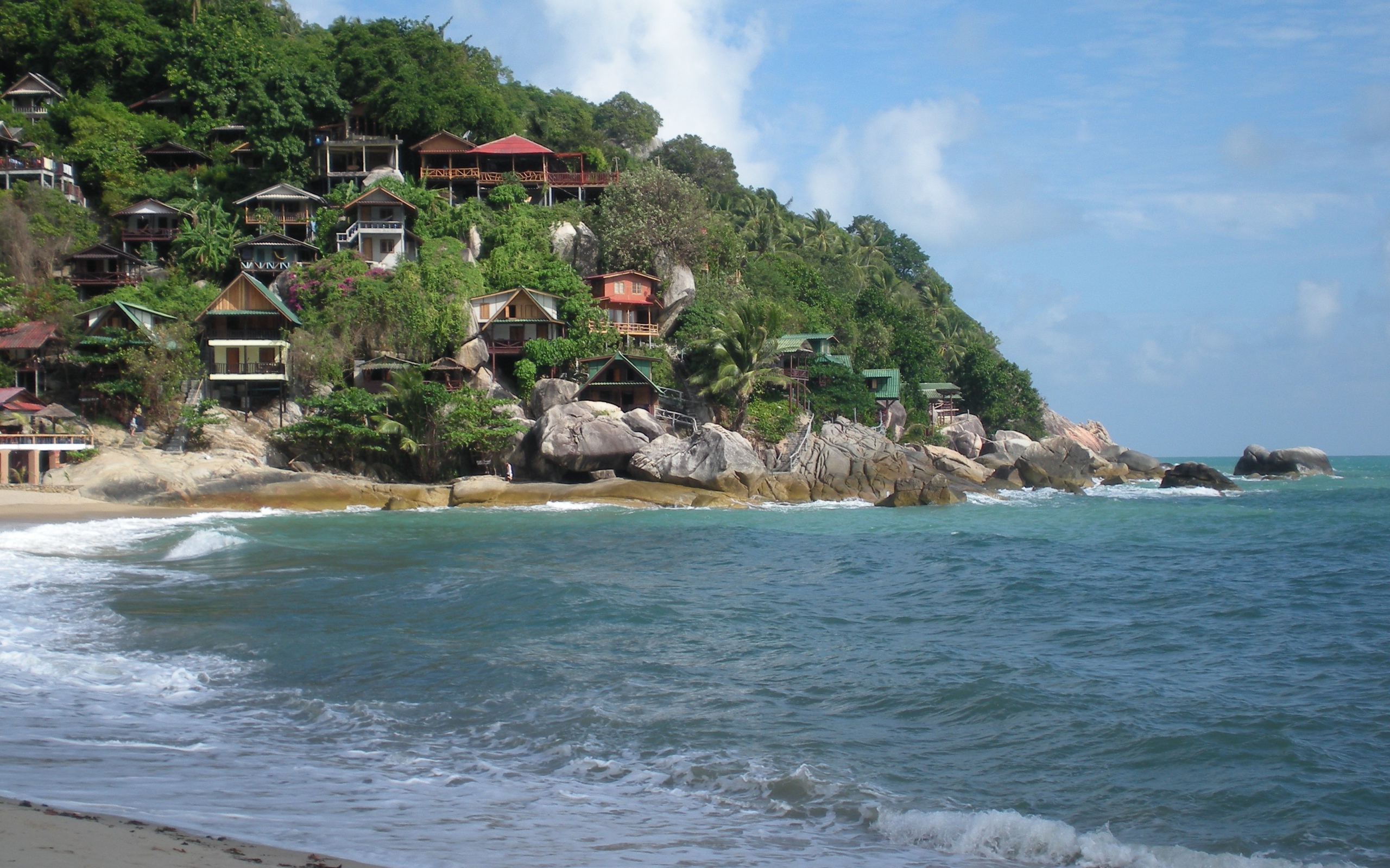 Дома на скале у берега на острове Панган, Таиланд