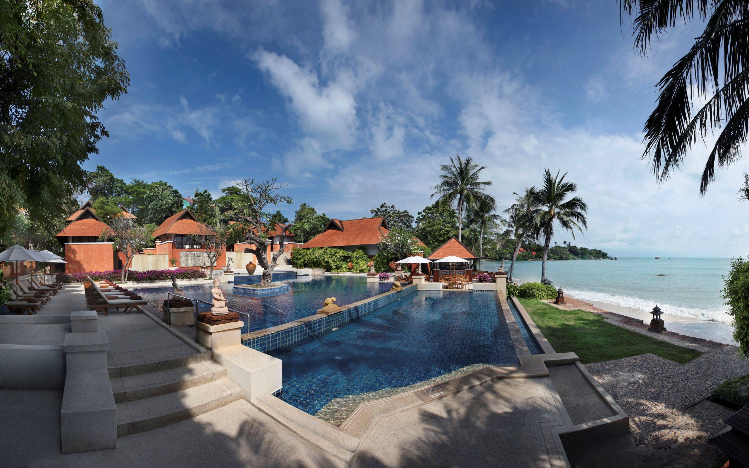 Бассейн на берегу на курорте Районг, Таиланд