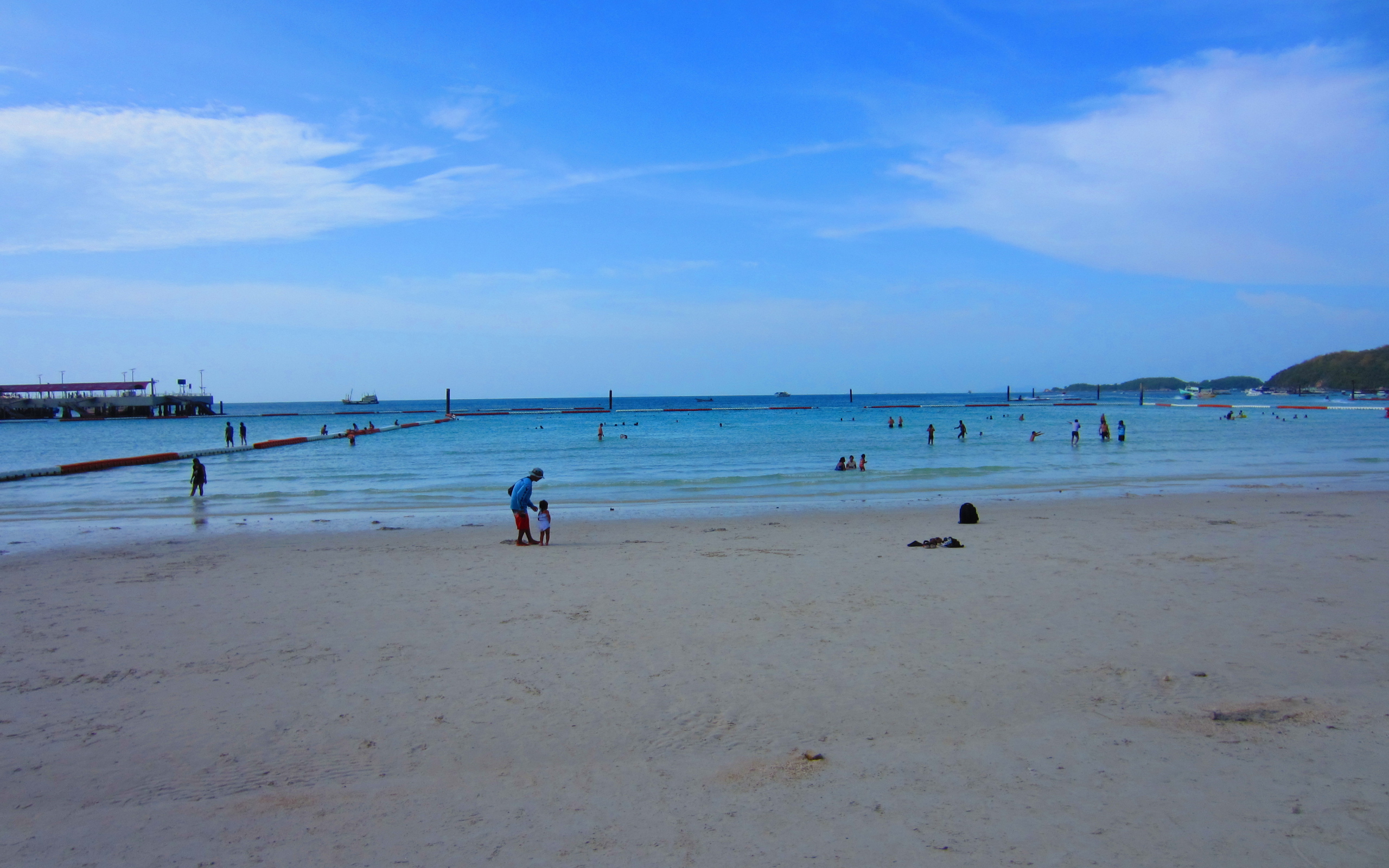 Пляж на курорте острова Ко Лан, Таиланд