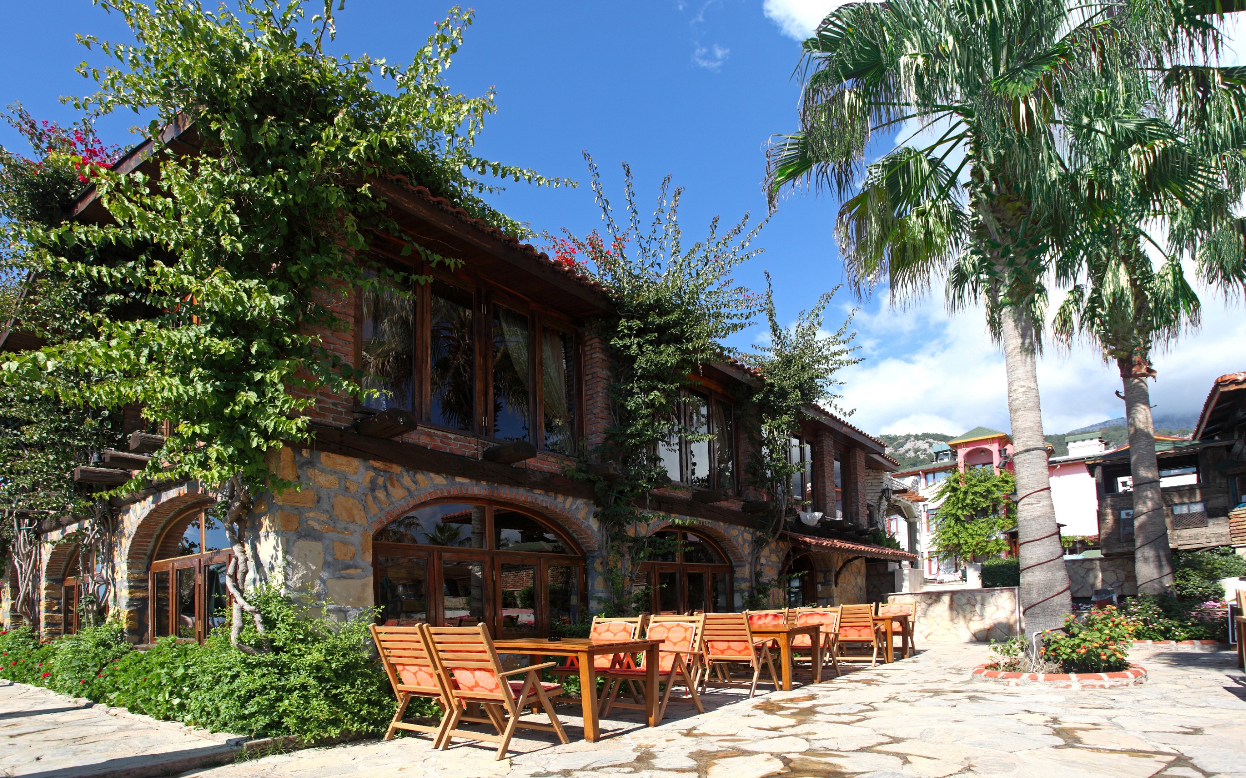 Уютное кафе в Кушадасы, Турция