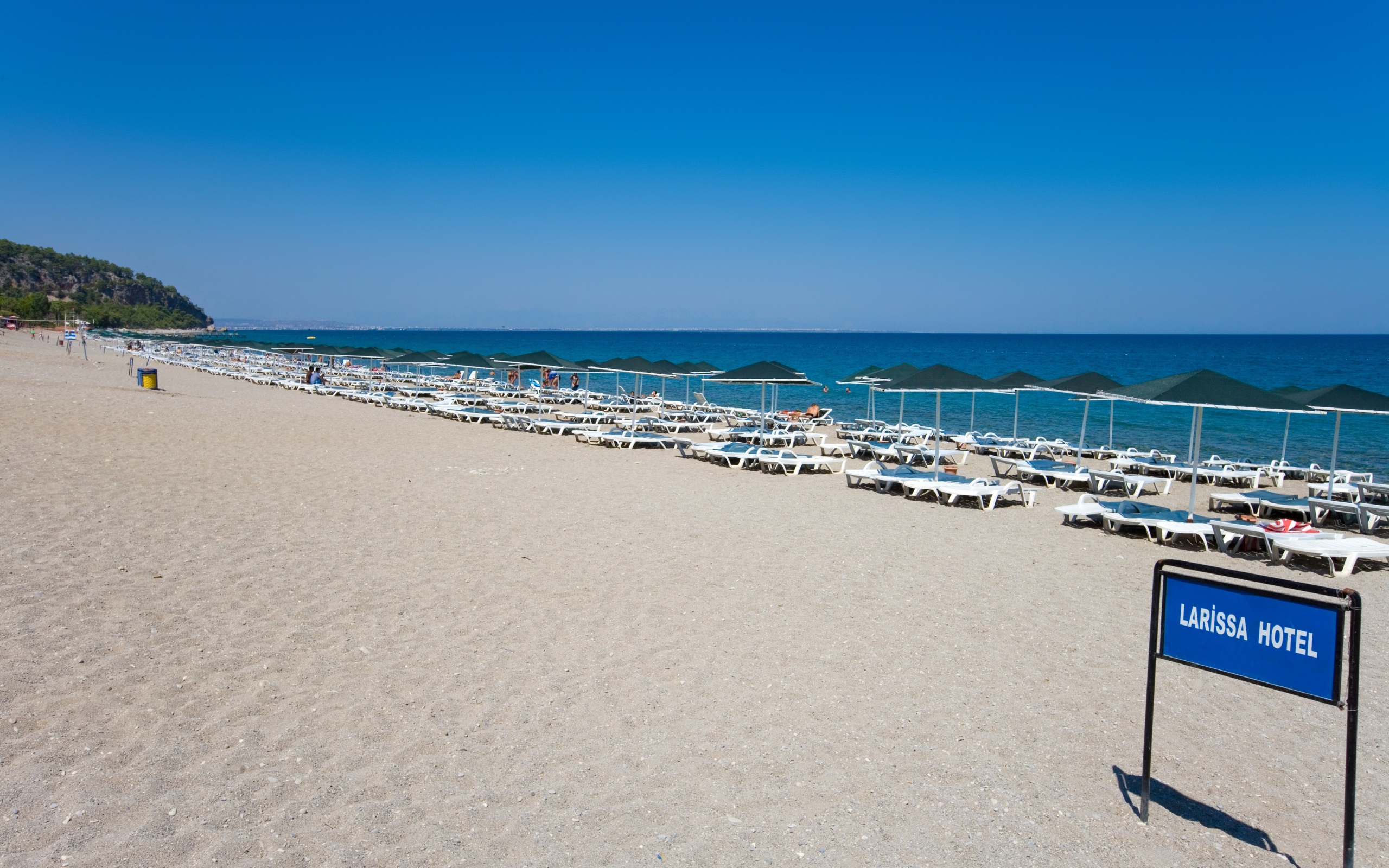 Бескрайний пляж в Кушадасы, Турция