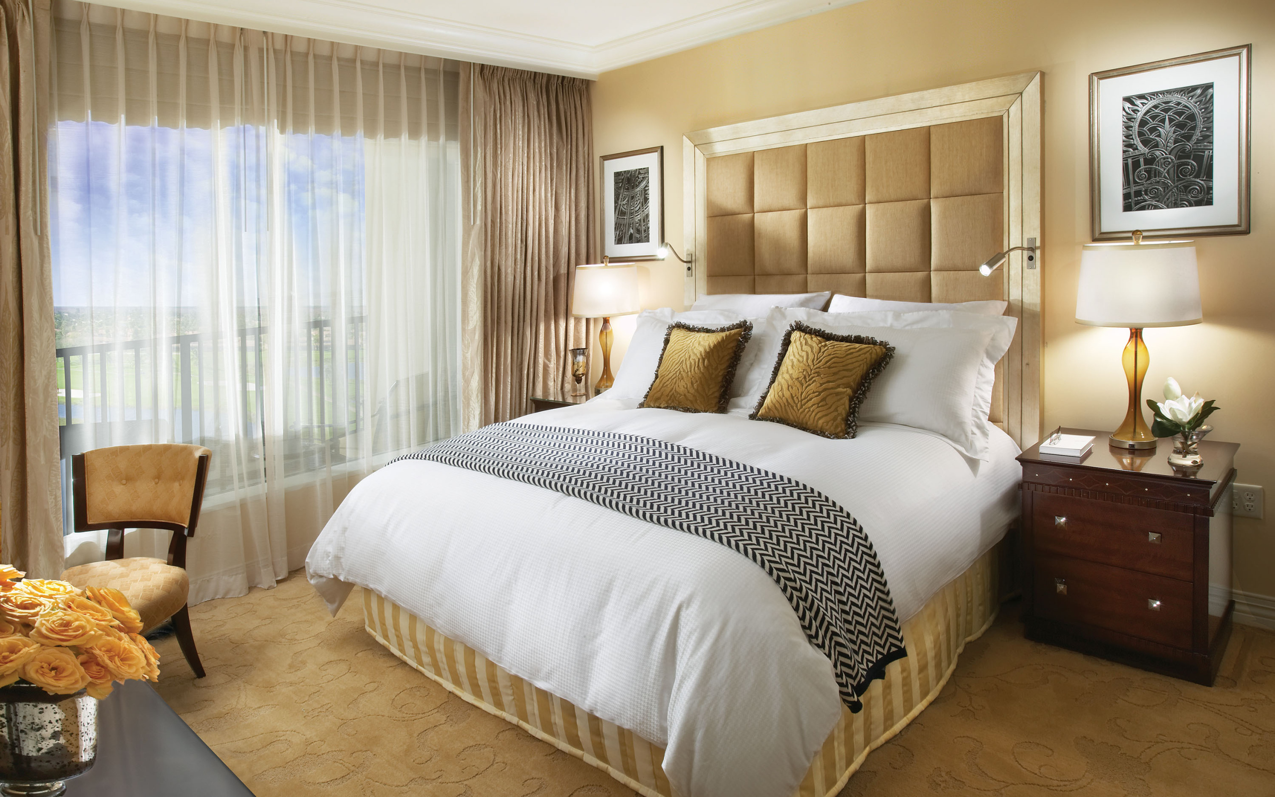 Большое окно в спальне