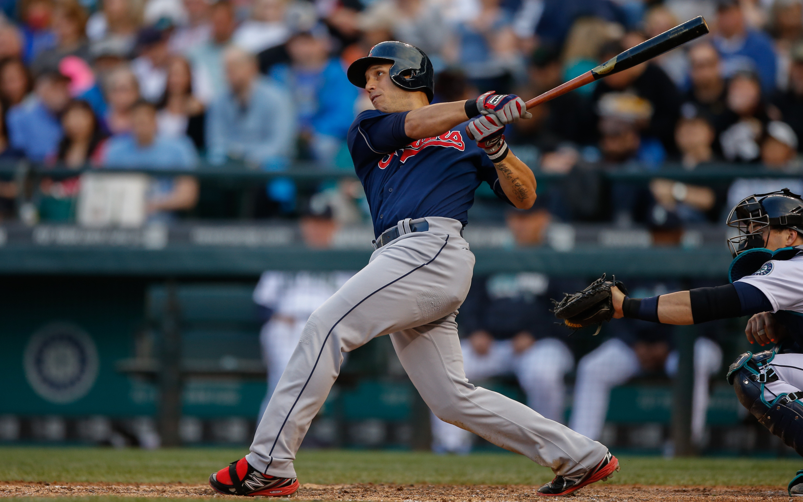 Асдрубал Кабрера отбивает мяч