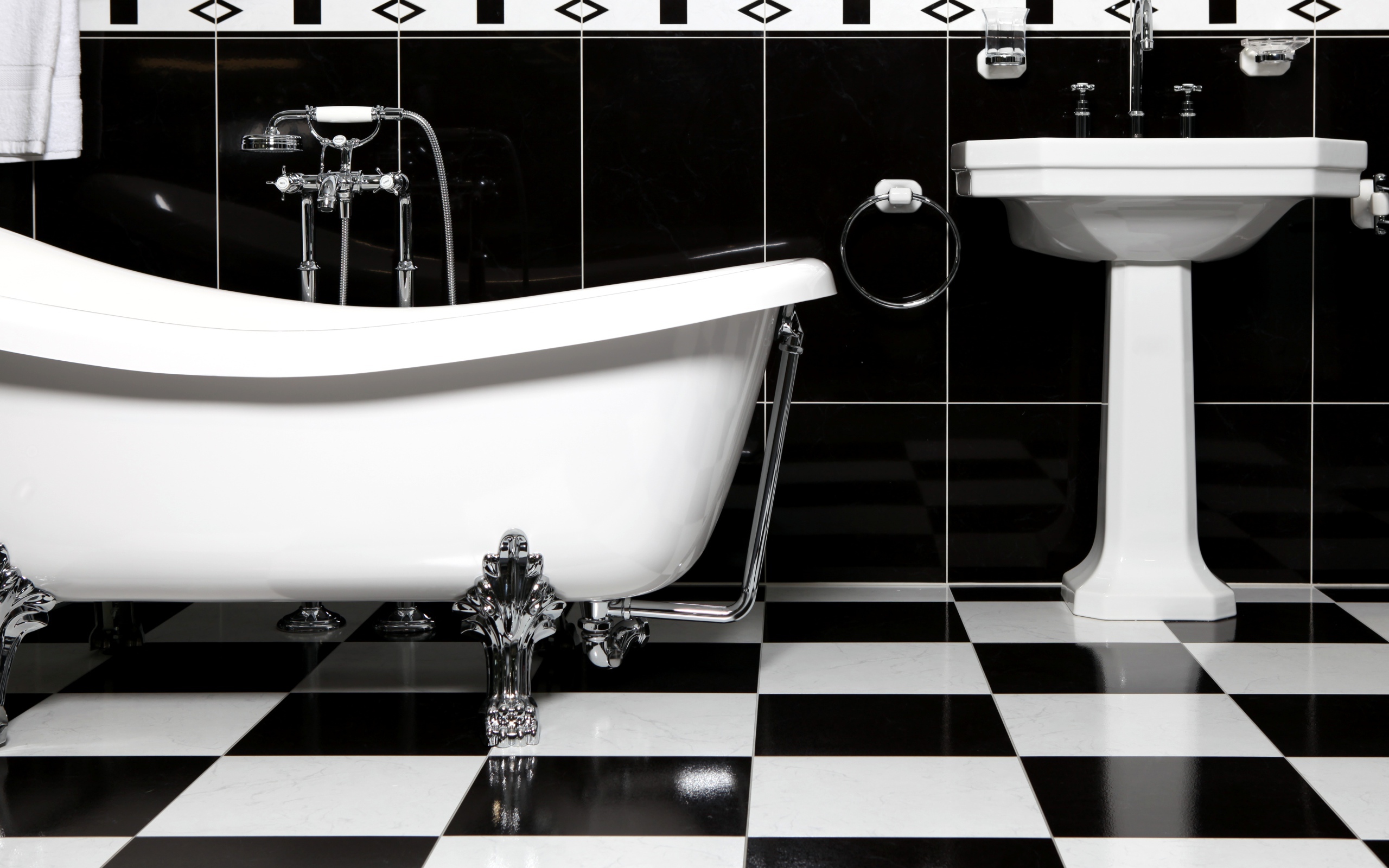 Черно белое оформление ванной