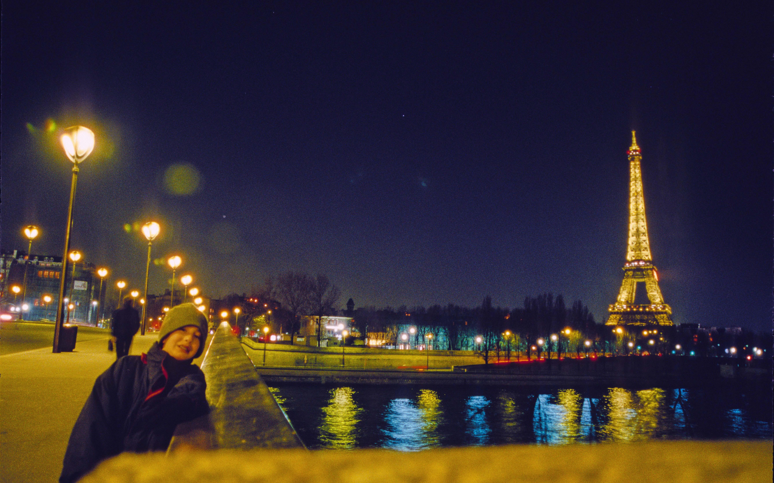 Ребёнок и Эйфелева башня, ночное фото