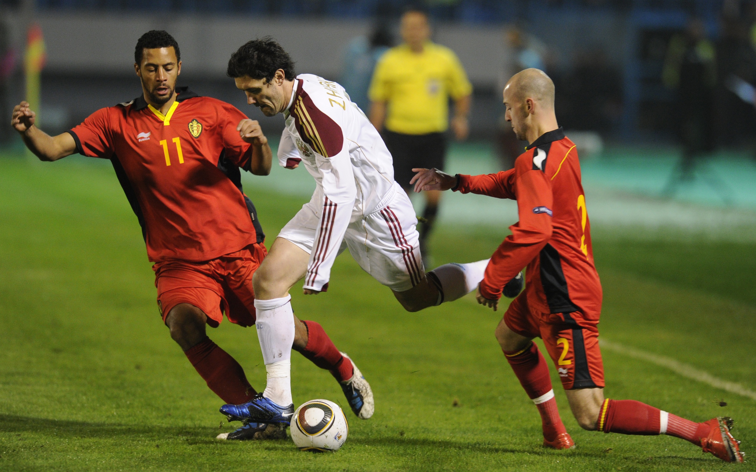 Полузащитник Динамо Юрий Жирков среди соперников